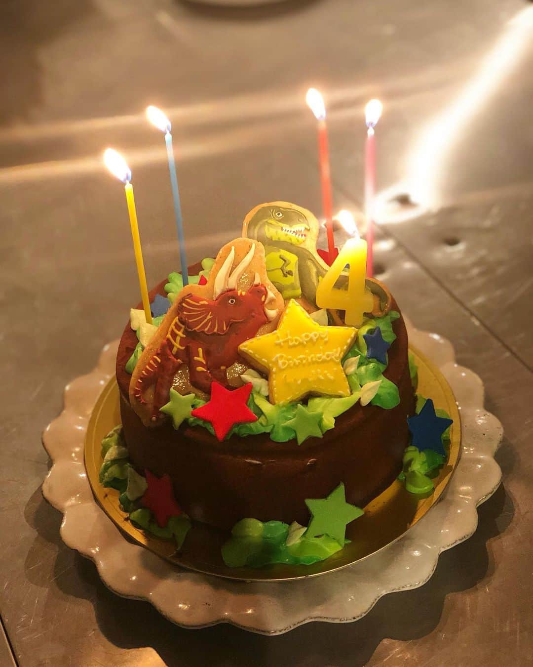 神崎恵さんのインスタグラム写真 - (神崎恵Instagram)「今日は三男のお誕生日🎂 birthday cakeは表参道のマリリッサでオーダーしました🦖🦕 #maririsa #ドルチェマリリッサ #味も❤️」5月12日 22時45分 - megumi_kanzaki