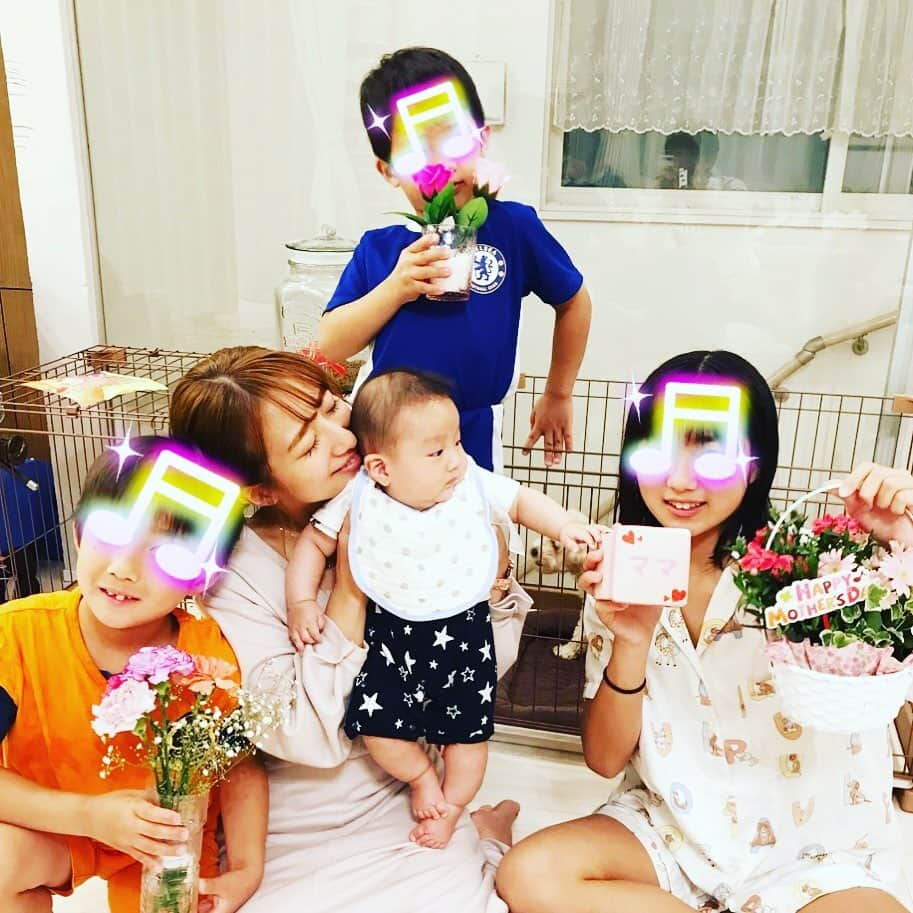 杉浦太陽さんのインスタグラム写真 - (杉浦太陽Instagram)「母の日の、 子どもたちとの、いい写真^_^ 「いつもありがとう😊」 大切な言葉ですね(^^) 大阪にいる母と叔母にもプレゼントを、 のんママとおばあちゃんにも(^ ^) 母は…  偉大です！！ #母の日 #のんと子どもたち #お母さんに感謝 #母は偉大です」5月12日 22時47分 - sugiurataiyou_official