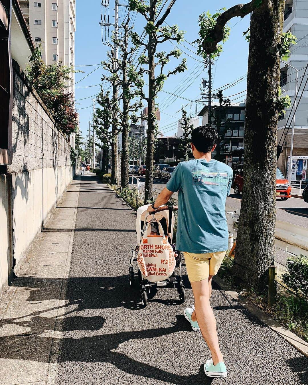 小西翼さんのインスタグラム写真 - (小西翼Instagram)「. お散歩🚶‍♂️🚶‍♀️🧡 . トロピカルな人🍌と、久々に 履いたデニムがシワシワやった人🌀 . バックは3人で共有👜 👶🏻🧔🏾👩🏻 このバック、色展開沢山 あったから迷いました！ グリーン🍃も捨てがたかったなぁ。 @osamurasachiko さんのところ で買えますよー！！💕 . #osamurasachiko#ilikaispa」5月12日 22時50分 - tucha_k