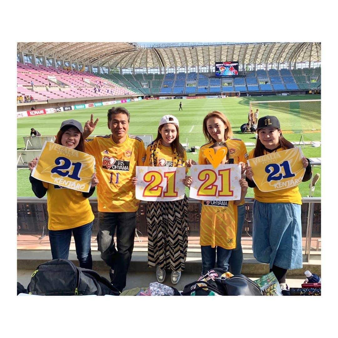 峰麻美さんのインスタグラム写真 - (峰麻美Instagram)「いつもの仲間たちと💛⚽️💙 声はまともに出なかったけど、いっぱい飲んでいっぱい跳ねていっぱい笑った‼️ 最高すぎる🤤  #soccer #football #jleague #j1 #vegalta #サッカー #jリーグ #ベガルタ仙台 #サッカー好き女子 #ベガサポ #関憲太郎 #21 #けんたろ早く帰ってきてね」5月12日 22時51分 - asaaaaami.0702