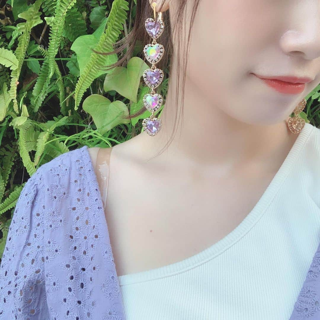 朝長美桜さんのインスタグラム写真 - (朝長美桜Instagram)「最近の #miocode 💐﻿ パープルにハマっているの〜💜﻿ ﻿ 写真では見えにくいけど、ヘアアクセのぱっちんぴんも﻿ さりげなくパープルなんだ、！😊﻿ ﻿ デニムが凄く履きやすくて、﻿ 生地も薄いから夏も活躍しそう！！🥰だいすき❤︎﻿ かたちも綺麗で、バレーシューズを履いても﻿ 余裕な丈感だよ🙆‍♀️✨✨﻿ ﻿ トップスは、ウエストがキュってなってて﻿ スタイル良く見える〜〜嬉しい〜〜﻿ 今期、ウエストキュってなってるトップスが﻿ 多い気がする〜😌🌷﻿ ﻿ アクセサリーは、@mermaid_pink.official さん💐﻿ ハートのキラキラがほんっっとに可愛い🥺﻿ ゆらゆら揺れるイヤリング🧚‍♀️﻿ ﻿ #whoswhochico#イヤリング#miocode#パンツコーデ#マーメイドピンク#ぱっちんぴん#lattice#ラティス」5月12日 22時51分 - miochan_0517