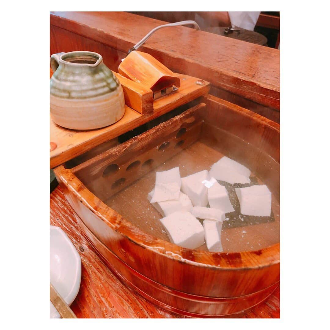 福田彩乃さんのインスタグラム写真 - (福田彩乃Instagram)「* 豆水楼の湯豆腐は最高です んーーーーまっ🤤 豆乳も濃厚で (手に持ってるやつ) すごく美味しかったな〜✨」5月12日 22時53分 - ayanofukuda_official