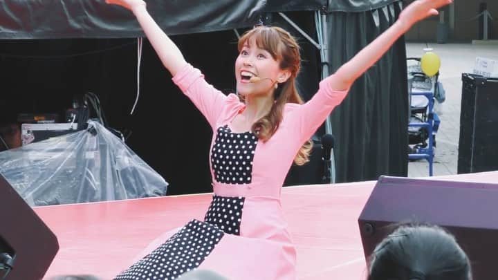 のインスタグラム：「💭💜 “Dreams Couldn’t Get Any Weirder!” (へんてこな夢の世界) Lyrics(作詞) by Miracle Vell Magic 💭💭💭 In every dream I dream I can fly  夢の中では いつも空を飛ぶの Brrrrrrrrr ブルルルルルって具合にね Run up and jump up up 走ってジャンプ！ Then I’m gonna catch the wind 風を掴んで Swim like a frog to the cloud カエルのように雲まで泳ぐ In every dream I dream I can fly  夢の中では いつも空を飛ぶの Brrrrrrrrr ブルルルルルって具合にね “Once I’m up there, freestyle works! “ 「さぁ ここからは 自由形よ！」 This way or that way... where do I go?! あっちへ？こっちへ？どこへ行こう . Point your finger, and snap your wrist 人差し指を立てて 手首をスナップ There it emits a laser beam レーザー光線が飛び出るわ Beating villains here and there 悪者を次々倒していく Oh I must be a super hero まぁ！私はきっとスーパーヒーローね . In the next breath what I’m in a maze 次の瞬間 迷路に迷い込んでる Who is the person right next me? 私のとなりにいるのは誰なの？ I see a clown spinning around ピエロもいる くるくる回ってる In every dream that I dream 夢の中では いつもこう . In every dream I dream I can fly  夢の中では いつも空を飛ぶの Brrrrrrrrr ブルルルルルって具合にね Run up and jump up up 走ってジャンプ！ Then I’m gonna catch the wind 風を掴んで Swim like a frog to the cloud カエルのように雲まで泳ぐ In every dream I dream I can fly  夢の中では いつも空を飛ぶの Brrrrrrrrr ブルルルルルって具合にね “Dreams couldn’t get any weirder!“ 「へんてこにも程がある！」 This way or that way... where do I go?! あっちへ？こっちへ？どこへ行こう 💭💭💭 このショーのために歌詞を書いたんだ！原曲は100年以上前に書かれた曲！エリック・サティのピカデリーです🎹✨ 歌ってていっちばん楽しいようにしよう〜と思いながら書いたの。うん。楽しかった！😍」