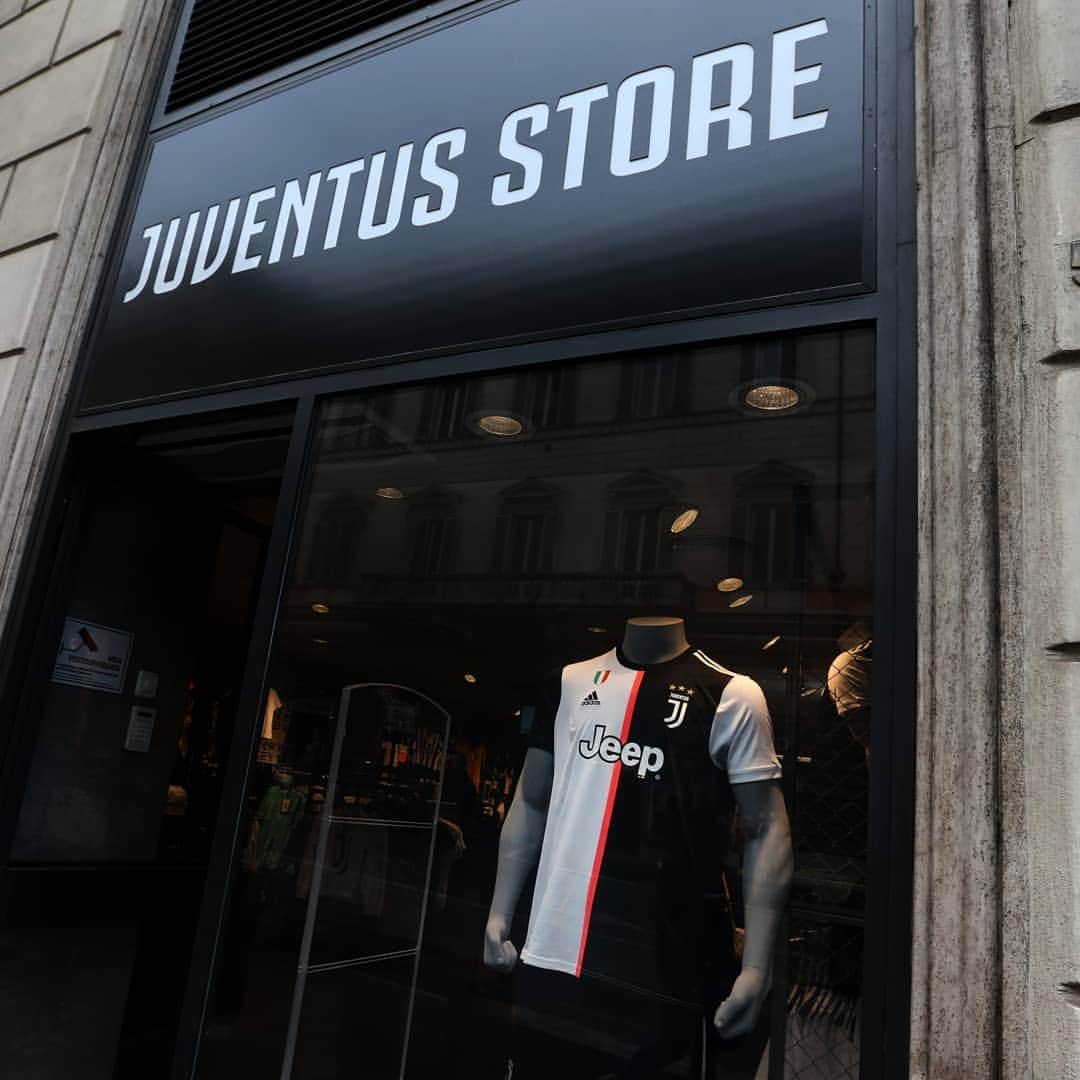 ユヴェントスFCさんのインスタグラム写真 - (ユヴェントスFCInstagram)「Our new kit ⚪ ⚫. Available in the Juventus Stores. Get yours in the Juventus Store in Rome ahead of #RomaJuve!  #BeTheStripes #JuveInRome #RomaJuve」5月12日 22時54分 - juventus