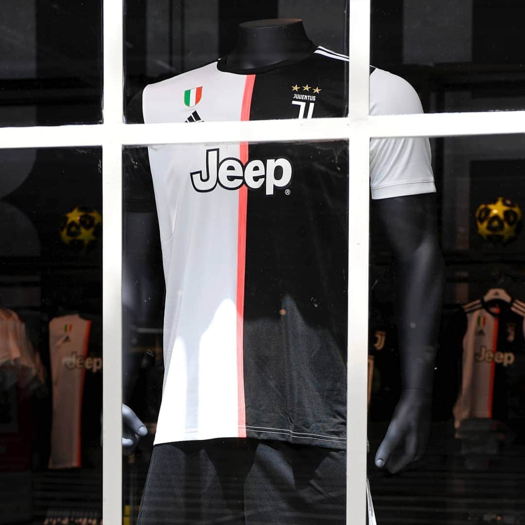 ユヴェントスFCさんのインスタグラム写真 - (ユヴェントスFCInstagram)「Our new kit ⚪ ⚫. Available in the Juventus Stores. Get yours in the Juventus Store in Rome ahead of #RomaJuve!  #BeTheStripes #JuveInRome #RomaJuve」5月12日 22時54分 - juventus