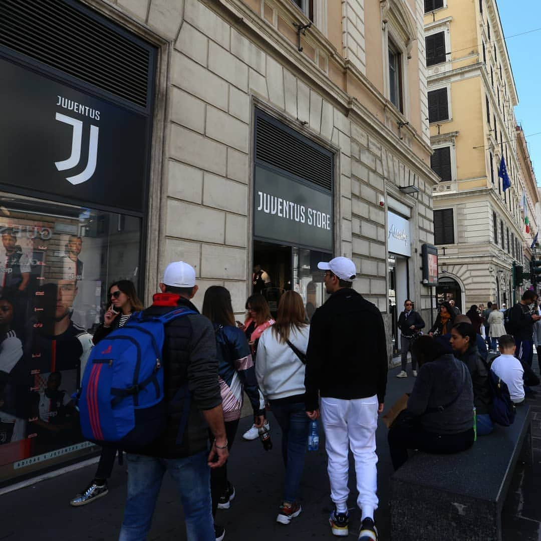 ユヴェントスFCさんのインスタグラム写真 - (ユヴェントスFCInstagram)「Our new kit ⚪ ⚫. Available in the Juventus Stores. Get yours in the Juventus Store in Rome ahead of #RomaJuve!  #BeTheStripes #JuveInRome #RomaJuve」5月12日 22時54分 - juventus