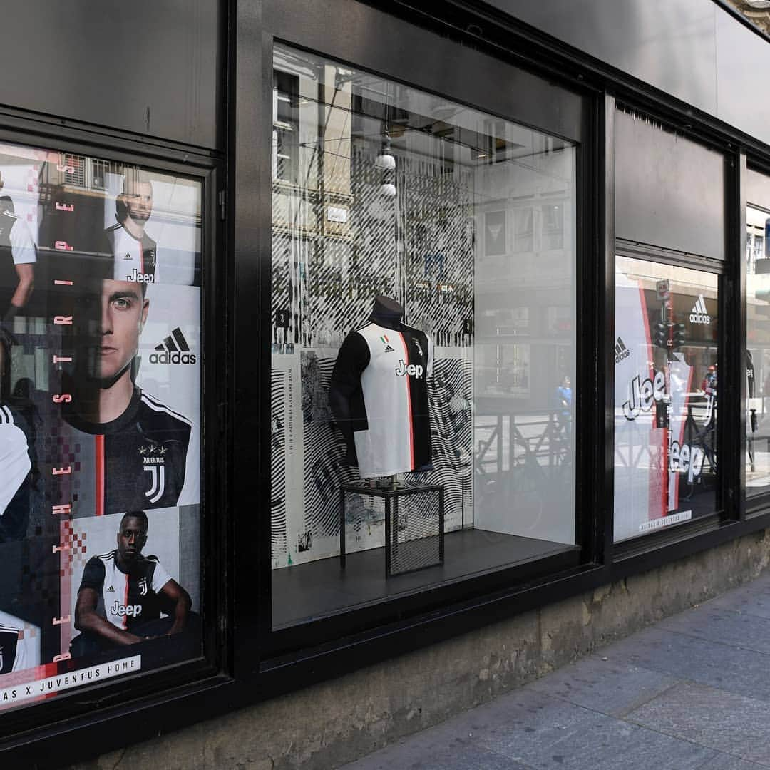 ユヴェントスFCさんのインスタグラム写真 - (ユヴェントスFCInstagram)「Our new kit ⚪ ⚫. Available in the Juventus Stores. Get yours in the Juventus Store in Rome ahead of #RomaJuve!  #BeTheStripes #JuveInRome #RomaJuve」5月12日 22時54分 - juventus