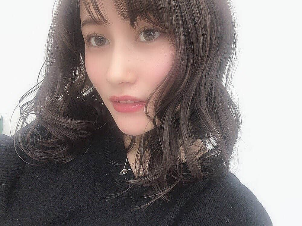 江藤彩也香さんのインスタグラム写真 - (江藤彩也香Instagram)「えー、なんと、何故か、何故なのか！！！んー多分。燃えるような所に居たのであろう、後ろの髪を結んでて、髪の毛がチリチリに燃えてました。（笑）えー、ということで、先日行ったばかりの美容室にまたご用ができてしまいました（笑）ちーん。 . 皇くんも急なのにご対応ありがとうございました😂😂 いつもありがとう！ . 髪、だいぶ伸びたのに...！10センチ切ってないくらいかなぁ。ミディアムゥ！でね、ちょっと色も明るくしました。大好きな夏始まるし🌞🎶 . #本当は #めっちゃ #萎えた #笑 #ポジティブ #ミディアム #髪型 #髪色 #ヘアスタイル #巻き髪 #可愛い #ゆるふわ #大人可愛い #自撮り #hairstyle #hair #cut #cute #love #japan #japanesegirl #selfie #instagood #cool #followme #셀카 #머리 #일본인 #일본」5月12日 22時55分 - sayakadayo_