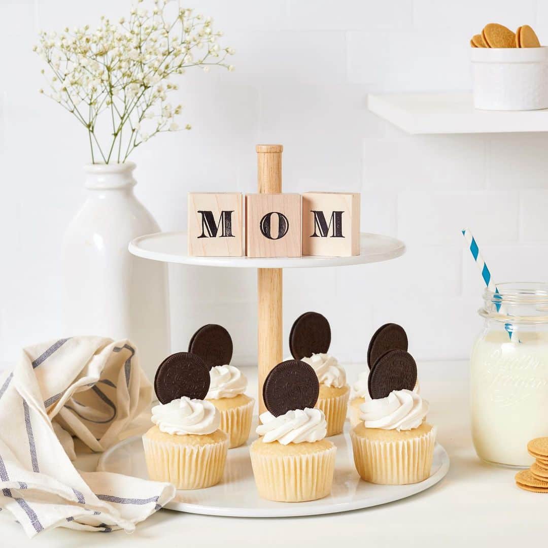OREOさんのインスタグラム写真 - (OREOInstagram)「A sweet treat for an OREO-loving mom on #MothersDay? Piece of (cup)cake!」5月12日 22時59分 - oreo