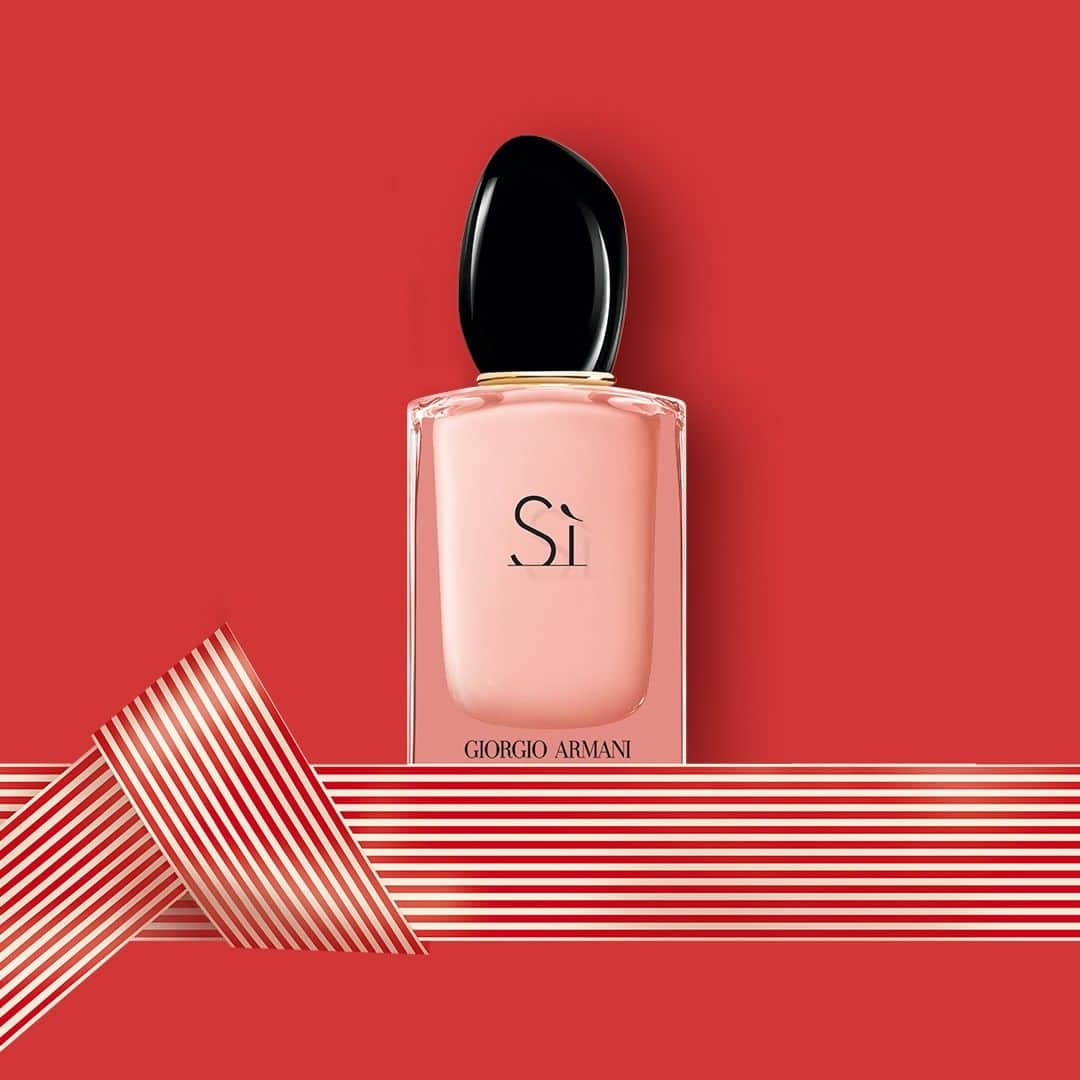 Armani Beautyさんのインスタグラム写真 - (Armani BeautyInstagram)「Give the gift of EAU DE PARFUM SÌ FIORI this Mother’s Day, a floral fragrance built around a sumptuous Chypre Neroli heart. #ArmaniBeauty #SaySi #fragrance」5月12日 23時00分 - armanibeauty