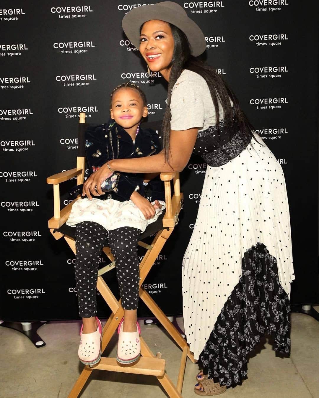 COVERGIRLさんのインスタグラム写真 - (COVERGIRLInstagram)「Mommy and Me moments! @thisthatbeauty and her mini-me celebrate #MothersDay at the #COVERGIRLNYC store in #TimesSquare! 💐 #IAmWhatIMakeUp #COVERGIRLCrueltyFree #CrueltyFree」5月12日 23時00分 - covergirl