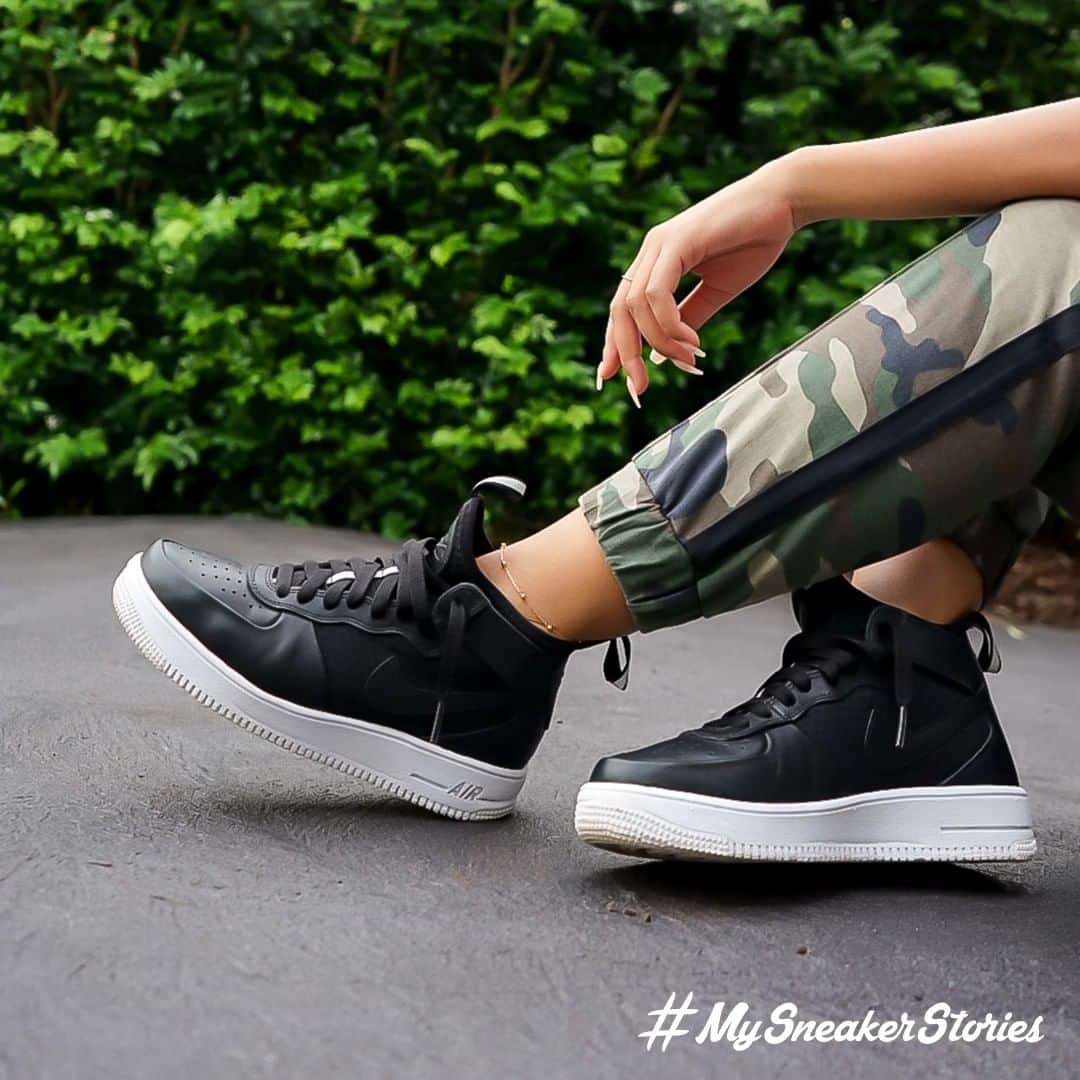 のインスタグラム：「“I was always a bit of a tomboy. As a kid I couldn't wait to get out of my Sunday church clothes to get straight into jeans and a t-shirt. I guess I just wasn't the girly type and preferred to be comfortable over 'fashionable' - as I got older, sneakers for me, was a way to be both. I mostly listened to RnB & hip hop music as a teen, and it had a huge influence in growing my interest in sneakers, at the time all my fav music artists were either wearing or singing about their AF1's which is probably why the AF1 is the shoe I have the most of. When I started my Instagram page, it was a creative outlet to combine and share my two personal hobbies - sneakers and photography. Now my passion has evolved from just collecting sneakers to finding creative ways to both wear and shoot them.” - @peepdeezsneaks (Sydney, AUS) #MySneakerStories @footlocker_au @footlocker_nz @footlockereu @footlockercanada」