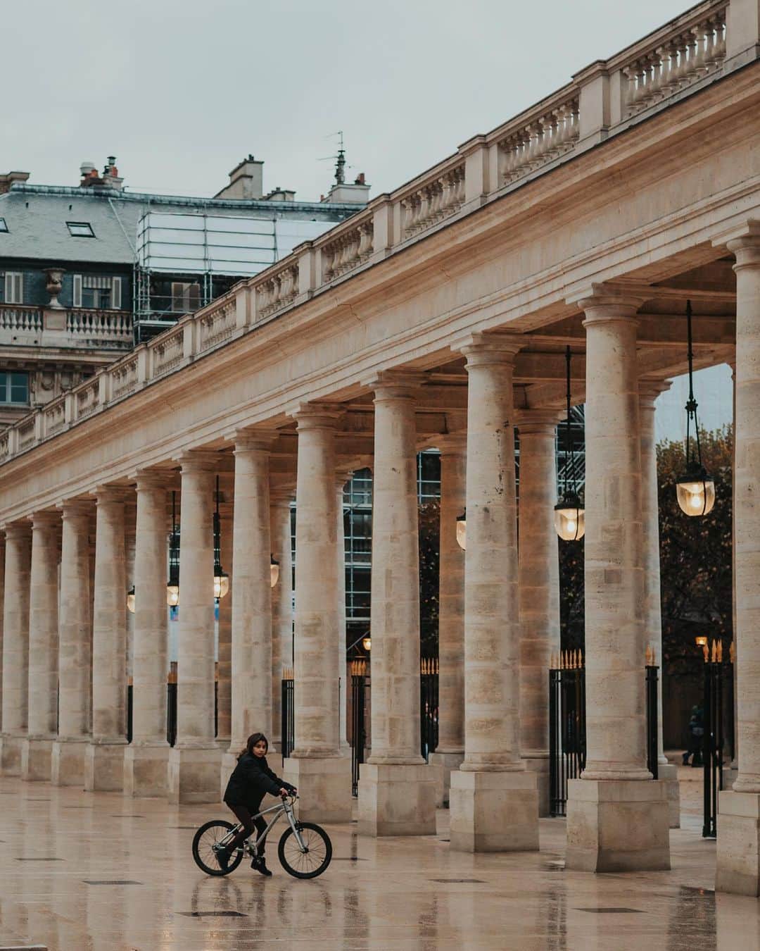 Putri Anindyaさんのインスタグラム写真 - (Putri AnindyaInstagram)「Child’s play // Back in Paris! a city that I always miss. I can’t be objective when I talk about Paris. It’s very personal. This place is like a second home to me. I don’t feel strange since the first time I came here in spring 2017. So, from today until the next 90 days, guess I should make lots of memories :)」5月12日 23時00分 - puanindya