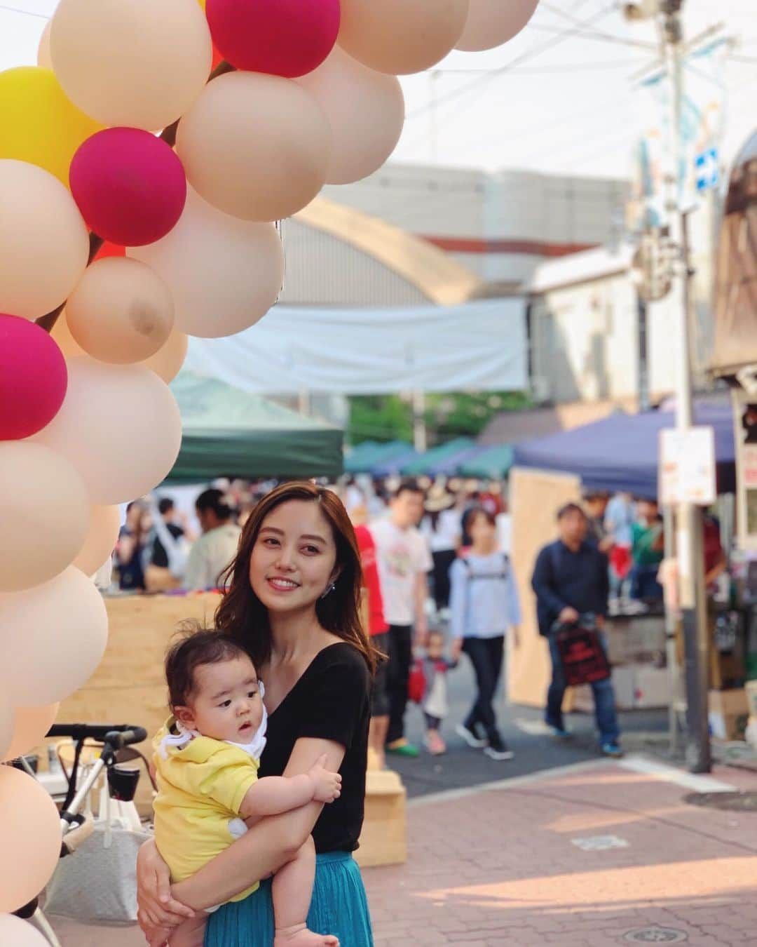 佐倉真衣さんのインスタグラム写真 - (佐倉真衣Instagram)「週末は家族でお祭りへ行きました👪 . いっぱい食べて飲んで友達と喋ってリフレッシュ！ ご飯もお祭りで済ませてきて料理もお休み♡ お風呂にもゆっくり入れた♡ 今の私にとって最高の母の日でした🤱 . 最近抱っこするとギュッと抱きついてくれるようになってきて可愛いんだ😭 . さ、明日からも頑張ろう！！ #baby #babyboy #happy #momandson #familyphotography #mothersday #tokyo #男の子ベビー #男の子ママ #お祭り #母の日 #生後6ヶ月 #赤ちゃんのいる生活」5月12日 23時06分 - maitanaka20