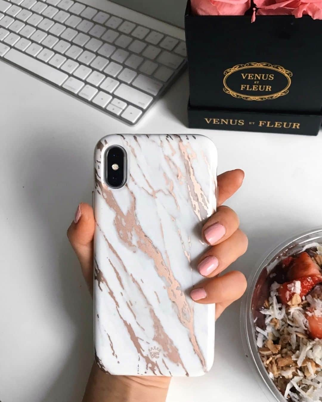 VELVETCAVIARさんのインスタグラム写真 - (VELVETCAVIARInstagram)「Açaí you, Sunday 🍓🥥⠀⠀⠀⠀⠀⠀⠀⠀⠀ #HappyMothersDay to all the Moms out there! ⠀⠀⠀⠀⠀⠀⠀⠀⠀ ⠀⠀⠀⠀⠀⠀⠀⠀⠀ -- from the @velvetcaviar team 🌸 Shop our new White Marble Rose Gold Chrome 2.0 👉 @velvetcaviar. #velvetcaviar #marble」5月12日 23時02分 - velvetcaviar