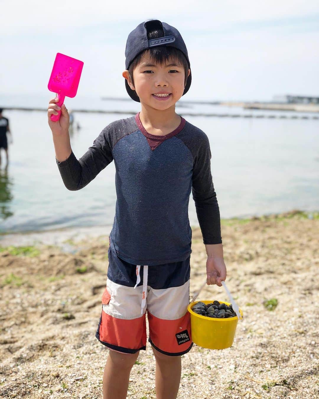 大西宏明さんのインスタグラム写真 - (大西宏明Instagram)「大西家 初潮干狩り🐚🌊⛱ #家族day  #潮干狩り  #息子  #5歳  #大はしゃぎ  #娘  #3歳  #早めに  #寒がる  #砂場遊び  #こんながっつり  #海に入水 するもんやった？？ #もっと波打ち際で やるもんやと #思ってた (^^) #満潮 ？ #干潮 ？ #2人とも  #楽しかった  #それなら良かった  #温泉 入って #岩盤浴 汗出して #良き休日  #smile #ほなっ！！」5月12日 23時04分 - ohnishi_hiroaki_0428