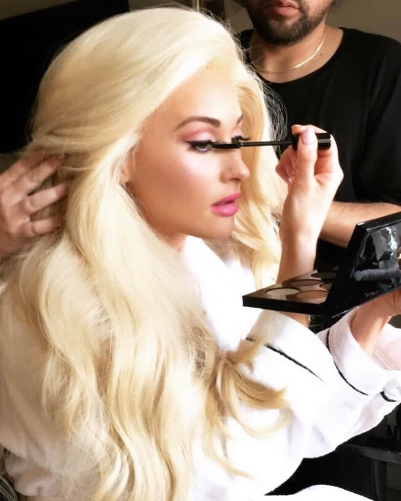 パット・マグラスさんのインスタグラム写真 - (パット・マグラスInstagram)「BLONDE AMBITION ⚡️⚡️⚡️ How divine does @spaceykacey look getting ready for the #MetGala wearing #FetishEYES Mascara, #MothershipV #BronzeSeduction Eye Shadow Palette and MESMERISING MAKEUP by MAJOR #MUA @moanilee」5月12日 23時07分 - patmcgrathreal