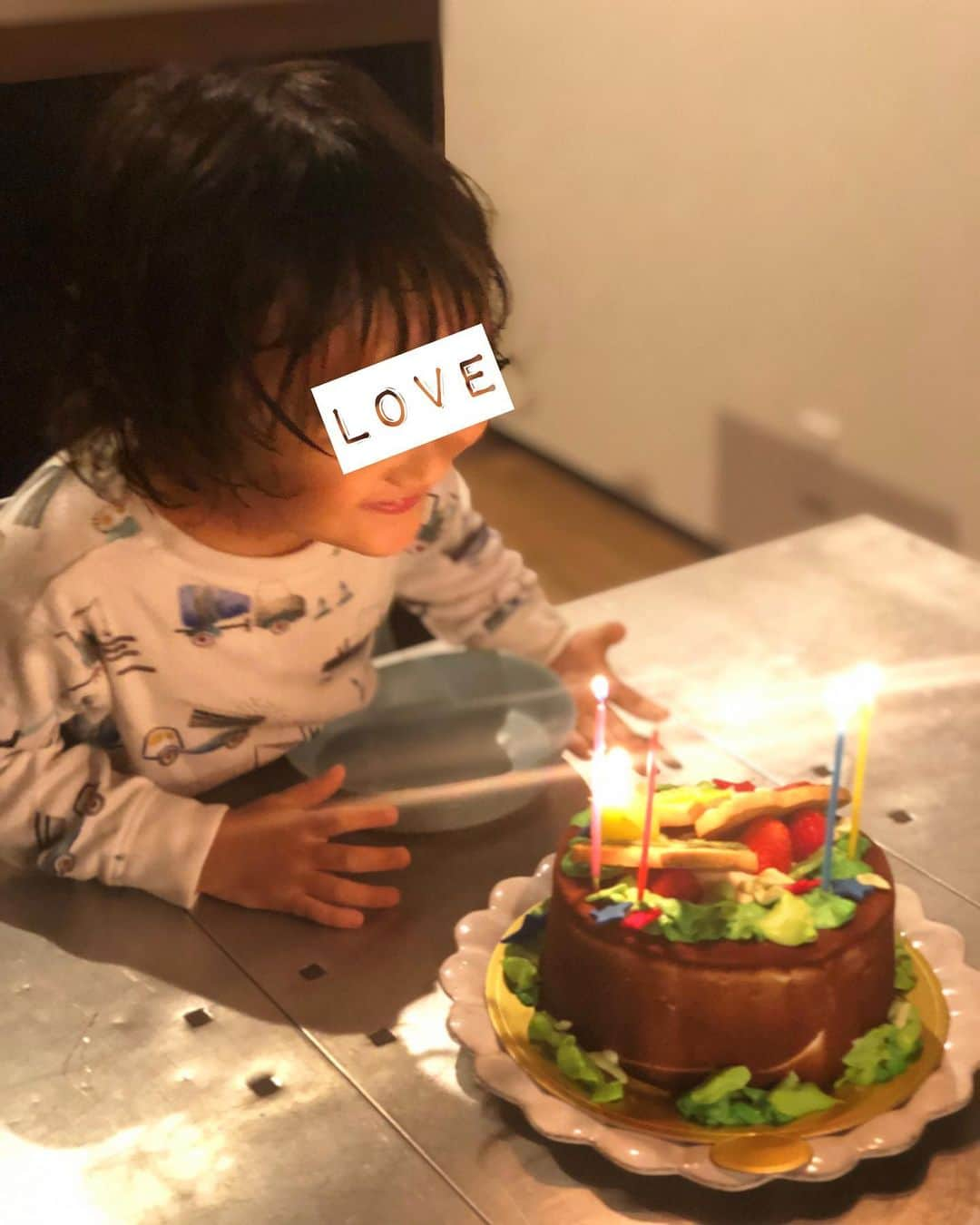 神崎恵さんのインスタグラム写真 - (神崎恵Instagram)「4歳のお誕生日🎂💕✨ 毎日、その笑顔に元気と力をいっぱいもらっています。 あと20年は、元気に頑張らなくっちゃなぁと、背中をポンポンっと気持ちよくたたかれている気分です。 あっという間の4歳。 お兄ちゃんたちの成長の早さを実感しているからこそ、なんでもない１日も、ちょっと大変な１日も、愛おしい１日。 まだまだゆっくり大きくなっていいよ〜。と何度も何度も思うのに。 昨日までできなかったことができたり、新しい言葉を話してくれたり、見たことのない表情をしたり、毎日の中のいろんな成長が、楽しみで、幸せでなりません。 今夜は、息子たち3人の生まれた日を思い出しながら過ごしています。 お誕生日おめでとう✨✨」5月12日 23時08分 - megumi_kanzaki