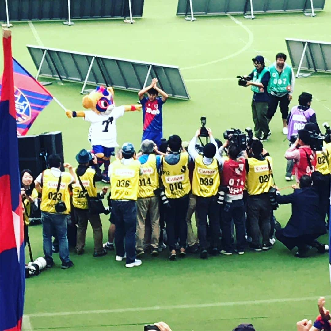 植田朝日さんのインスタグラム写真 - (植田朝日Instagram)「🔵🔴 天敵カミンスキーからタケフサのゴラッソで無敗首位キープ‼️ からの"Ｔ"チャント。笑  勝って、楽しければ、もっともっとお客さんが増えるでしょ‼️ そして最高の後押し。  好循環だね！w  バモ トーキョー  #tokyo12 #FC東京 #久保建英 #チョコプラトーキョー」5月12日 23時11分 - asahiman