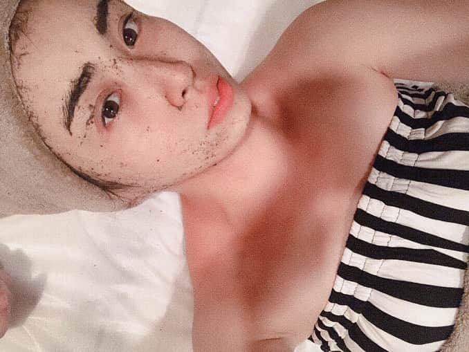 のインスタグラム：「HAAB REPRO お友達がよくやっているのをみて、 いいのかなぁ？と気になっていたので、初挑戦🌿 ハーブを使ったナチュラルなピーリング法。  なんと敏感肌だからか、痛みに弱いのか、チクチク痛くて途中でやめたいって思ってしまいました。笑  こんなに痛いんですか？って聞いたら、みんな綺麗になるために、我慢しています。とのことで我慢しました😹  今日は2日目ですが、チクチクまだ針が刺さった感じのまま過ごしていますが、赤みはひきました。 肌が変わったらまた報告しますね💆‍♀️ ・ 綺麗になる為にみんなはどこまで我慢できるんだろう？ 痛くても肌が綺麗になるから、みんな続けられるのかなぁ？ と思いながら昨日、ストーリーに載せたところ  意外にもハーブピーリングをやってる人や、やりたいって思っている人から沢山DMいただいたので、みんなの美意識の高さに、わたしも頑張ろうと感化されました🙏✨ ・ ・ #HAAB #haabrepro #peeling #beautycare #skincare #beautytime #beautyclinic #beautyskin #anciaging #skin #HAABclinic #エステサロン #ハーブピーリング #美容クリニック #エイジングケア #アンチエイジング #スキンケア #ハーブ #美容クリニック #美容情報 #ナチュラルピーリング #美肌 #ハリ #ニキビ跡 #傷跡 #毛穴 #効果的 #美のために我慢」