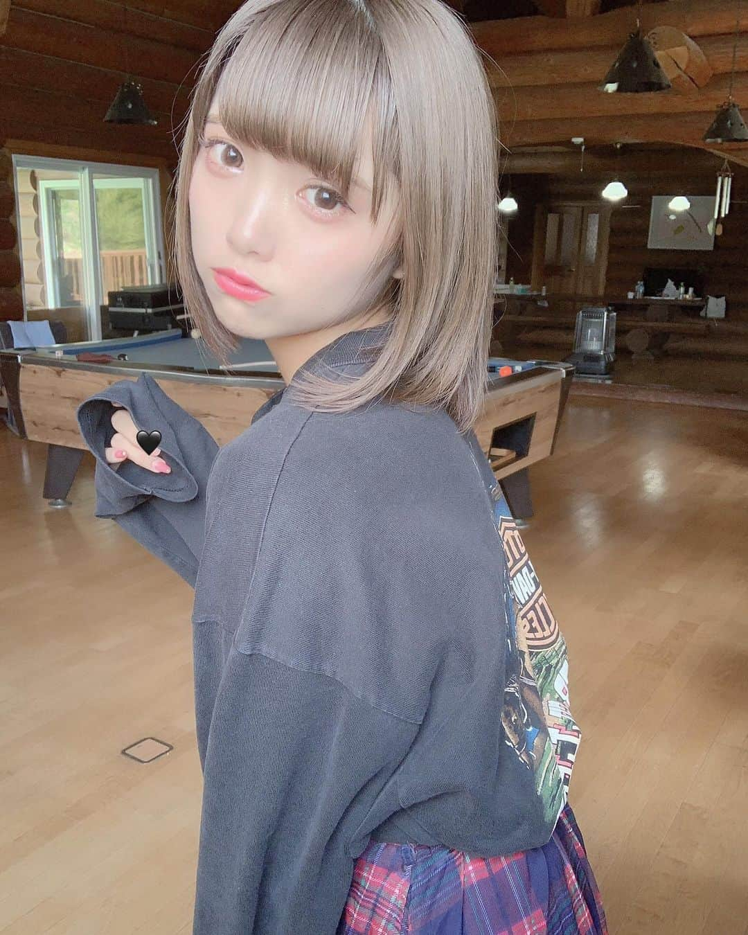 福山梨乃さんのインスタグラム写真 - (福山梨乃Instagram)「バックプリント見せたい人🙆🏻‍♀️ 光が当たりすぎて髪の毛明るいっていうかなんか透明(?) 最近黒い服多めだし同じようなTシャツ多いな、🤷🏻‍♀️🤷🏻‍♀️ . #古着女子#155cmコーデ#古着#古着コーデ#チェックスカート#透明感カラー#メランジェ#グレージュ#春カラー#ボブ#ボブカラー#ootd#春コーデ」5月12日 23時24分 - rinomaru_