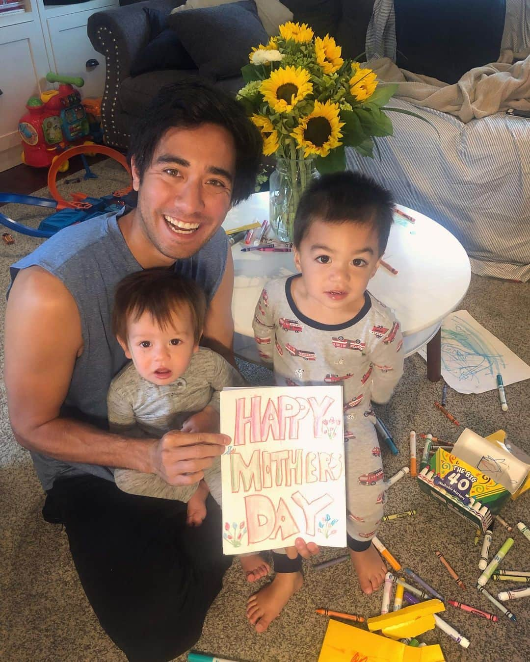 ザック・キングさんのインスタグラム写真 - (ザック・キングInstagram)「❤️Happy Mothers Day @rachelmking! Sorry about the markers and crayons everywhere and don’t worry, Liam has marker on his face but I think it’s washable 🤞🏼」5月12日 23時19分 - zachkinglife