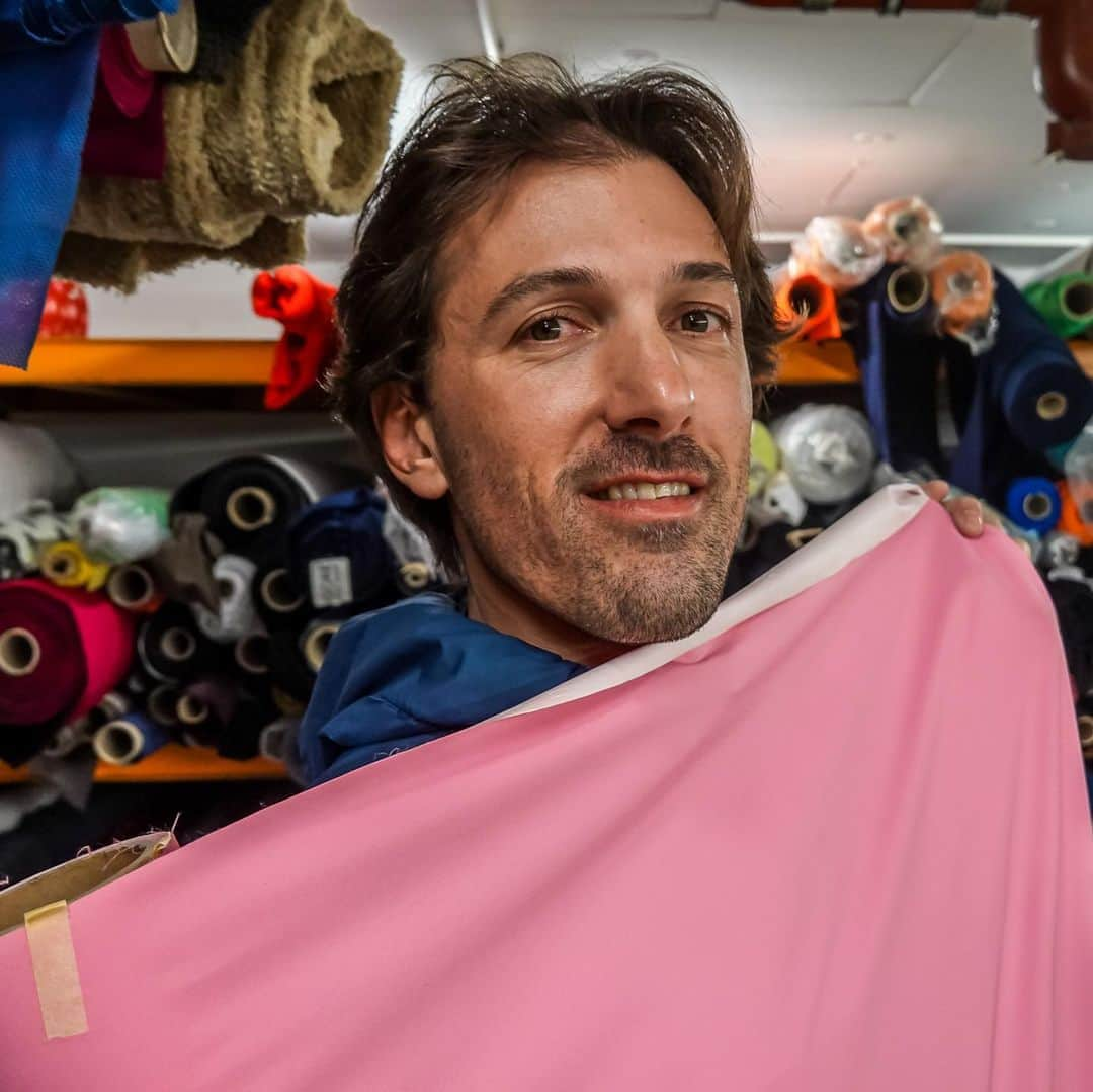 ファビアン・カンチェラーラさんのインスタグラム写真 - (ファビアン・カンチェラーラInstagram)「Trying to sew my first ever maglia rosa @gorewear HQ 😉 Good luck to everybody @giroditalia - stay safe #rosa #cycling #alwaysevolve」5月12日 23時22分 - fabian_cancellara