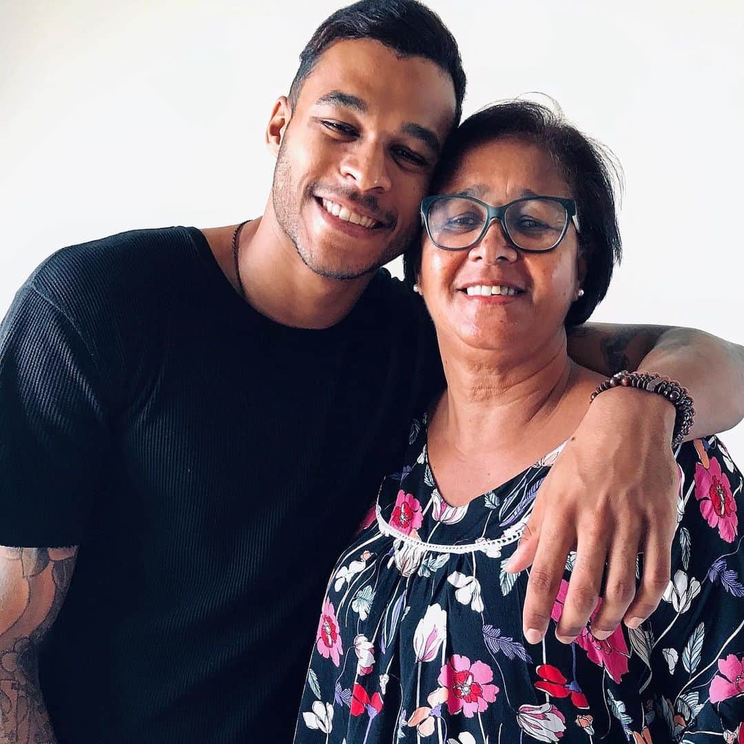 マテウス・サンタナのインスタグラム：「Obrigado por ser minha mãe  Por me ensinar o que é a vida Me ensinar a viver Me ensinar a amar e compreender Amar e aprender Aprender a amar Por ter me feito quem eu sou Por eu ser um pouco de você  Te amo mãe」