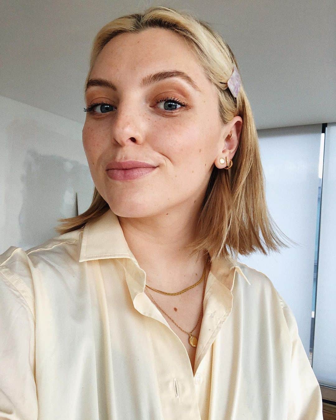 Estée Lalondeのインスタグラム：「💜 #ELwears  __________________________________  Shirt @toteme  Clip @tortware (gifted) Jewellery @daisy_jewellery (ad/brand collab) Hair Colour @harrietmuldoon (gifted)」