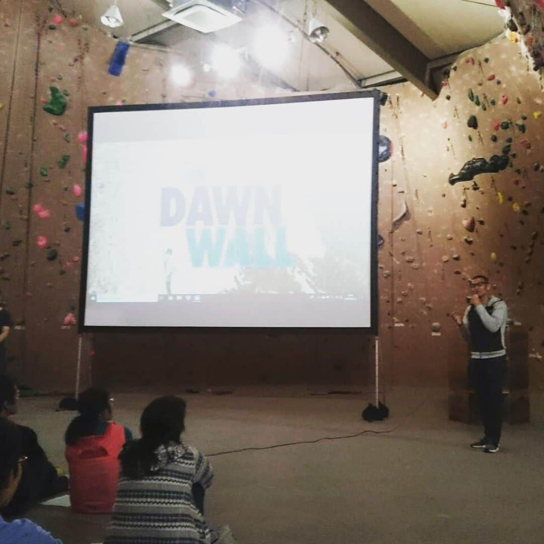 平山ユージさんのインスタグラム写真 - (平山ユージInstagram)「Dawn wall そしてクラッククライミング講習会に参加された皆さん、いかがでしたか！？ジャミングの決め方や感覚を自分のものに少しでもなって頂ければ幸いですし、Dawn Wallを観てやる気のスイッチが入ったのではないでしょうか！！越えられない壁は無さそうですね！！それぞれにとってのDawn Wall成功へ向けてむくむくと湧き上がってきたんじゃないですかー、自分も何か人生のプロジェクトに向き合いたくなりました！！ @climbparkbasecamp  @staticbloomjp  #dawnwall #クラック講習 #入間 #climbparkbasecamp」5月12日 23時25分 - yuji_hirayama_stonerider