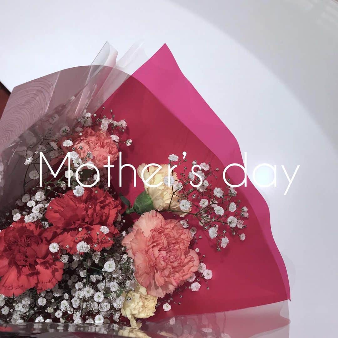 後藤夕貴のインスタグラム：「👩🏻💐 ㅤ 写真を恥ずかしがる母。 いつもありがとう！ #mothersday」