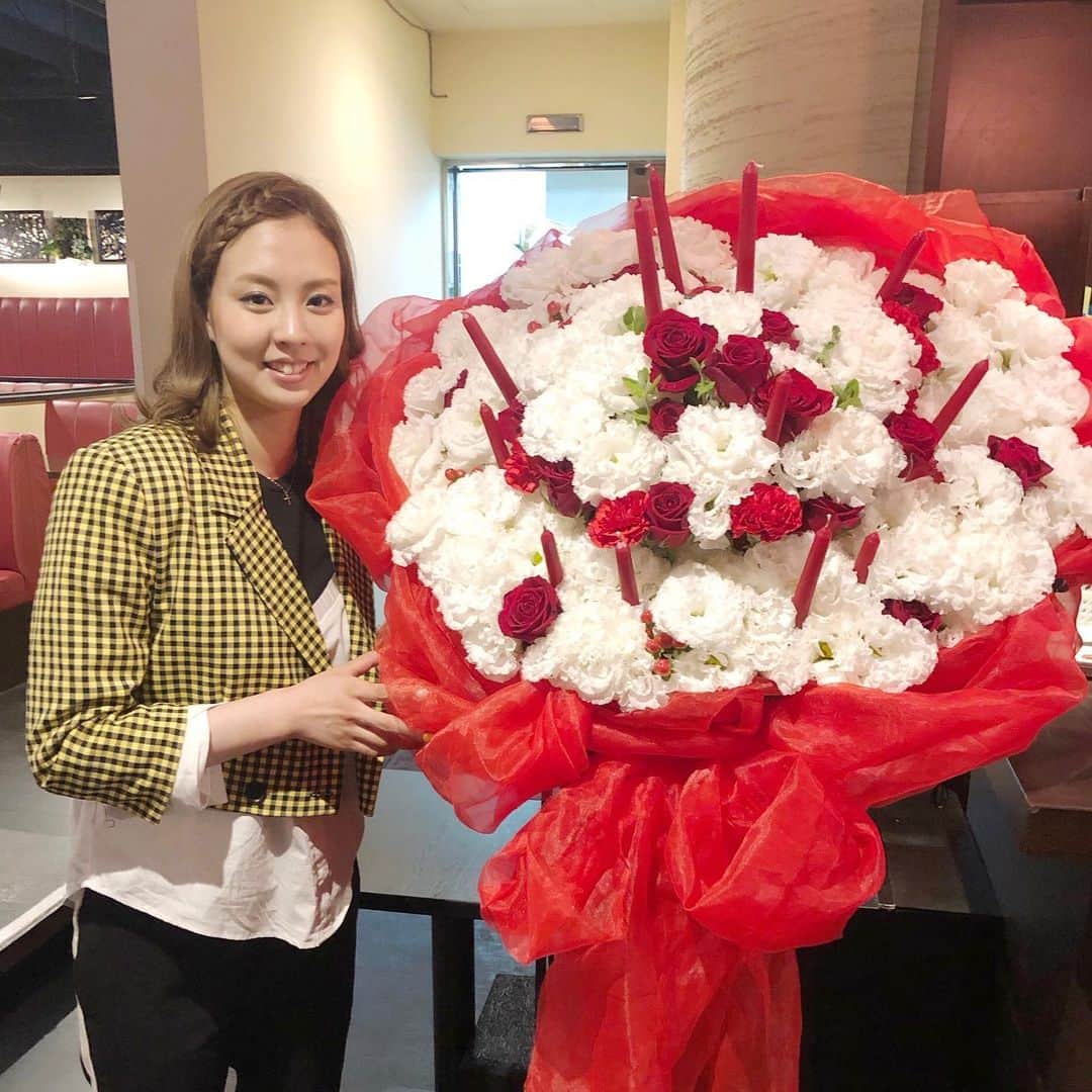矢吹世奈のインスタグラム：「・ こちらはケーキ🎂のお花♥️ 誕生日ならではのお花でうれしいなあ😋 ありがとうございます☺️✨」