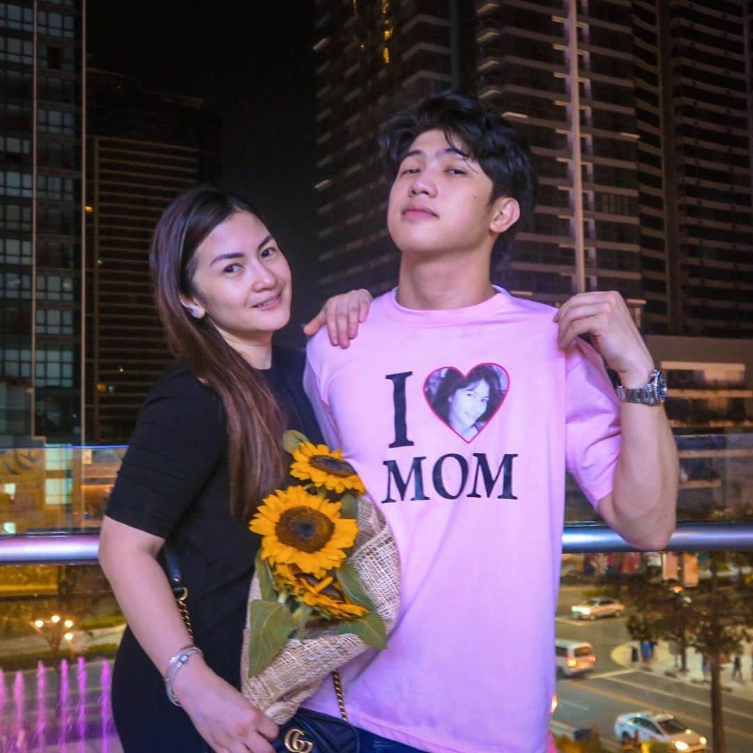 Ranz Kyleさんのインスタグラム写真 - (Ranz KyleInstagram)「Happy mothers day mom! Thanks for being the greatest! Love you! 🤪 we’re wearing your merch haha 😂✌🏻」5月12日 23時40分 - ranzkyle