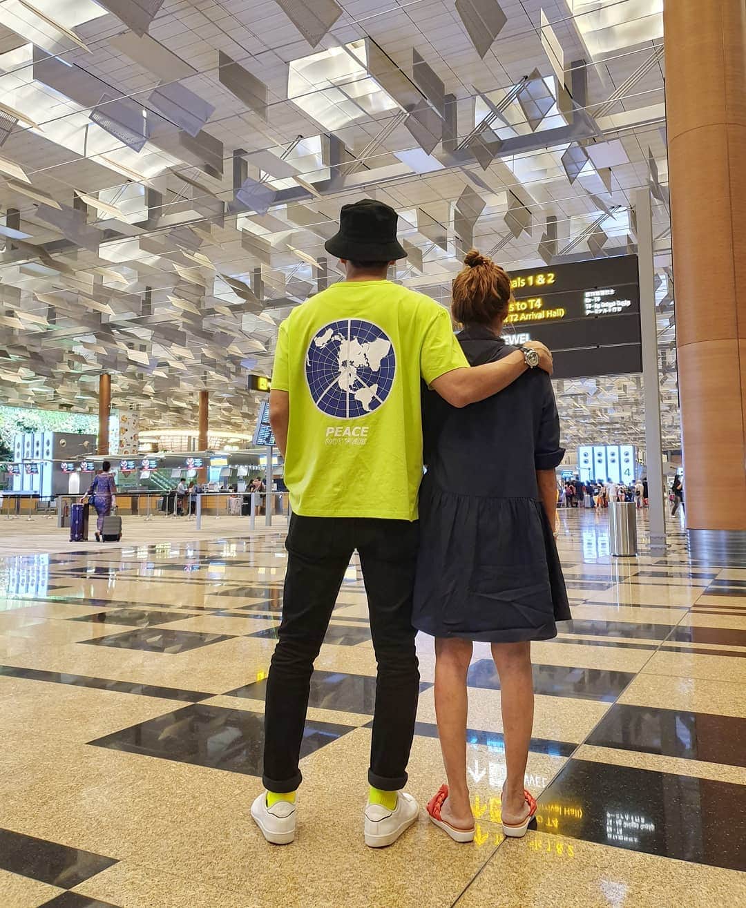デスモンド・タンのインスタグラム：「I love you, mom! 💋 Thank you for patiently waiting for me at the airport to have your mother's day dinner together! This reminds me of those primary school days when you waited for me outside of the school to bring me home. Thank you for your unconditional love my entire life!  也祝全天下的妈妈们母亲节快乐! 爱你们哦! 💙  #happymothersday」