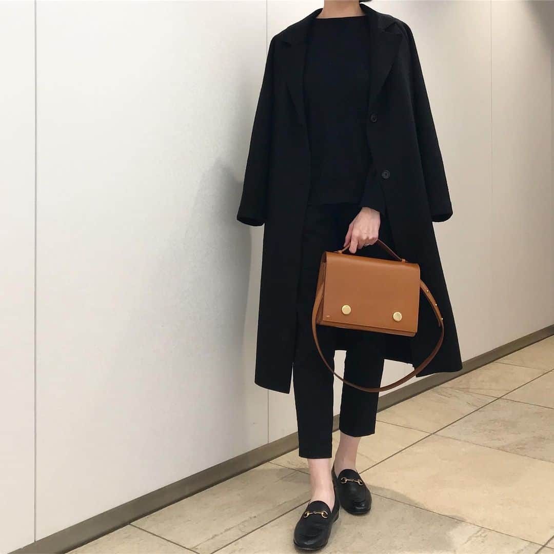 Matildaのインスタグラム：「All Black with some brown🤓」