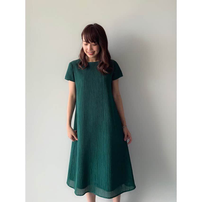 川崎希さんのインスタグラム写真 - (川崎希Instagram)「selva secretaの新作ワンピースが発売されたよ〜💓💓💓 Aラインワンピースの新色が発売になったよ😊  先行で発売されてたグリーンは初回分がすぐ完売になって3回目の入荷受付をしてます  ウエストが大きめに作られていて私が着ているFREE サイズでも100cm近くあるんだ〜💓💓💓 ゆったり着れて楽ちんなのにカジュアルすぎないのでお出かけに大活躍のワンピース💓💓💓 生地はプリーツで立体感のある綺麗なシルエットとなっています  #selvasecreta #ワンピース #詳しくはインスタプロフィールにあるリンクのANTIMINSS WEBをみてみてね〜」5月12日 23時38分 - kawasakinozomi