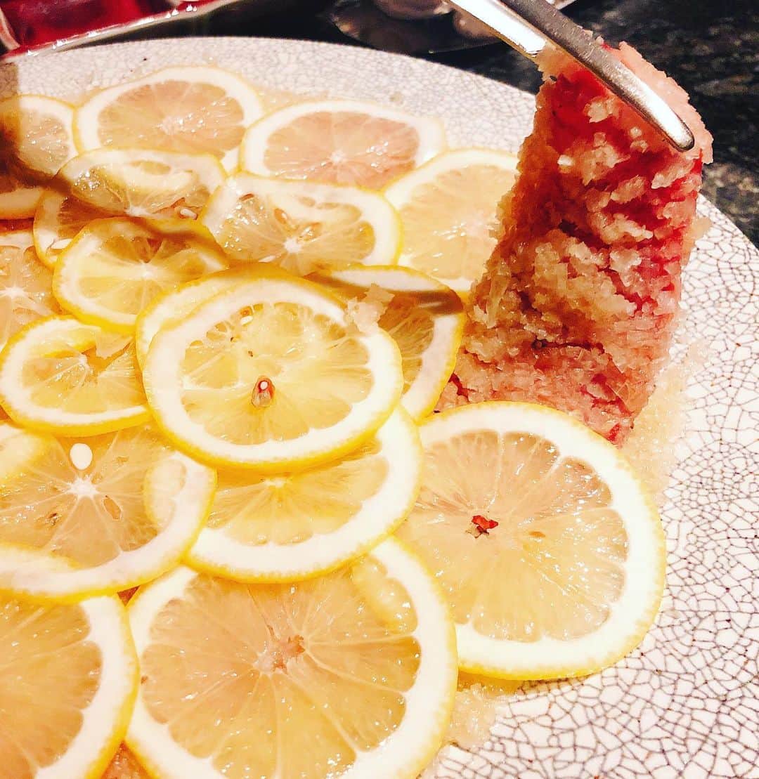 佐山愛さんのインスタグラム写真 - (佐山愛Instagram)「❤︎ ・ 友達のお店、 六本木のきらく @roppongi_yakiniku_kiraku  でディナーしてきたおん🍴 ・ 美味しいご飯と楽しい会話で お腹も心も満たされたっぴ☺️ ・ ・ てか、今時の焼肉屋さんは めちゃ映える😻😻😻👏 ・ ・ レモンが敷き詰められた スーパーネギタン塩🍋 ・ キャビアと金粉でキラキラ✨ 中にはイクラとカニという贅沢な肉寿司🍣 ・ トリュフの香りが鼻を抜ける 炙りユッケのひとくちパスタ🍝 ・ スイーツにもトリュフ マスカルポーネチーズのアイス🍨 ・ ・ どれもほんと美味しかったー！ ・ お肉が美味しいのはもちろん、 華やかな見た目のお料理たちに テンション上がった私でしたん🤗❤️ ・ また行こ〜っと♪♪ ・ あ、あと写真撮り忘れたけど ここの好きなポイントとして お食事前に色んなお箸の中から 好きなものを選べるの🥢 ・ そういう特別感って良いよね♪♪ ・ 完全個室なのもありがたい🙏💟 ・ 次回は女子会で行こうかな😋 ・ ・ #高級焼肉 #焼肉 #六本木 #きらく #完全個室 #スーパーネギタン塩  #きらく名物 #肉寿司 #トリュフ #ひとくちパスタ #インスタ映え #いまっぽ焼肉 #デート #女子会」5月12日 23時44分 - ai_sayama0108
