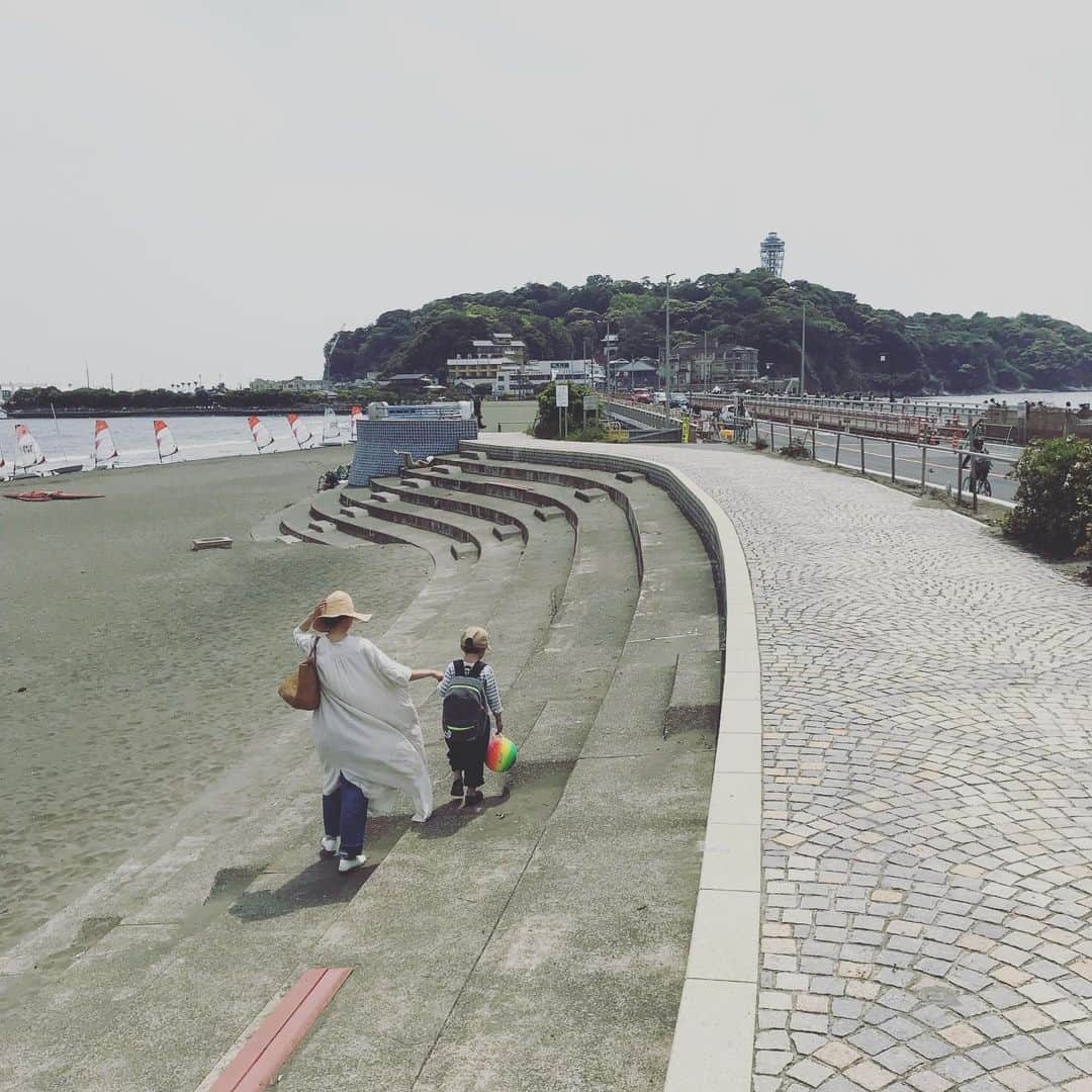 浜島直子さんのインスタグラム写真 - (浜島直子Instagram)「せっかくなので鎌倉に一泊して満喫。 ・ 朝は @dandelion_chocolate_japan でモーニング。 な、なんじゃこりゃ！！！ 100個いけるやつやないの🐷❣️ ・ そして江ノ電に乗って江ノ島へ。 途中何気なくビーチに寄ったら大興奮でズボンをベッチャンベッチャンに濡らす暴れ肉団子。  だ、よ、ね〜〜😂👹 あー、なんで着替え持ってきてなかったの俺のバカ！！！！ ・ 風にあてても暖かいコンクリートの上に置いてもなかなか乾かなかったので、途方にくれて熱々の砂の中に埋めて数分放置したら…乾いた！🙌✨ こうしてまた母ちゃんは強い武器(知恵)を手に入れた！！！🤣 ・ ベチャベチャのズボンと格闘した後は生しらすと釜揚げしらすの二色丼も食べられて、大満足の小旅行でした。 ・ 今回泊まったホテルニューカマクラ。 撮影でしか行ったことがなかったけど、とてもレトロな雰囲気で時の流れが止まったよう。 素泊まりだけというのも潔い。 今回は新館の方に泊まったけど、今度は本館にも泊まってみたいなぁ。 ・ #最後の動画は #突然ぐるぐる回り出した #暴れ肉団子 #鎌倉 #dandelionchocolate  #ダンデライオンチョコレート #江ノ島 #しらす丼  #ホテルニューカマクラ」5月12日 23時44分 - hamaji_0912