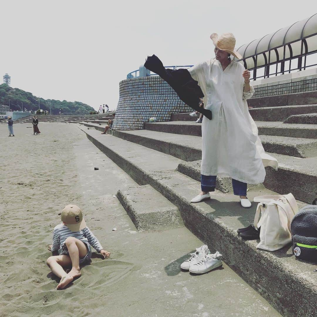 浜島直子さんのインスタグラム写真 - (浜島直子Instagram)「せっかくなので鎌倉に一泊して満喫。 ・ 朝は @dandelion_chocolate_japan でモーニング。 な、なんじゃこりゃ！！！ 100個いけるやつやないの🐷❣️ ・ そして江ノ電に乗って江ノ島へ。 途中何気なくビーチに寄ったら大興奮でズボンをベッチャンベッチャンに濡らす暴れ肉団子。  だ、よ、ね〜〜😂👹 あー、なんで着替え持ってきてなかったの俺のバカ！！！！ ・ 風にあてても暖かいコンクリートの上に置いてもなかなか乾かなかったので、途方にくれて熱々の砂の中に埋めて数分放置したら…乾いた！🙌✨ こうしてまた母ちゃんは強い武器(知恵)を手に入れた！！！🤣 ・ ベチャベチャのズボンと格闘した後は生しらすと釜揚げしらすの二色丼も食べられて、大満足の小旅行でした。 ・ 今回泊まったホテルニューカマクラ。 撮影でしか行ったことがなかったけど、とてもレトロな雰囲気で時の流れが止まったよう。 素泊まりだけというのも潔い。 今回は新館の方に泊まったけど、今度は本館にも泊まってみたいなぁ。 ・ #最後の動画は #突然ぐるぐる回り出した #暴れ肉団子 #鎌倉 #dandelionchocolate  #ダンデライオンチョコレート #江ノ島 #しらす丼  #ホテルニューカマクラ」5月12日 23時44分 - hamaji_0912