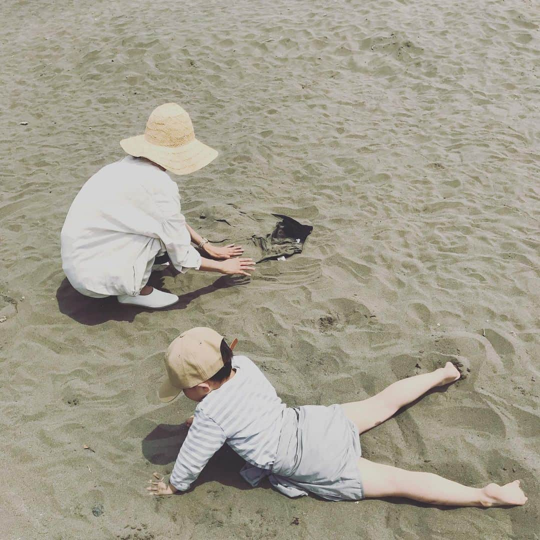 浜島直子さんのインスタグラム写真 - (浜島直子Instagram)「せっかくなので鎌倉に一泊して満喫。 ・ 朝は @dandelion_chocolate_japan でモーニング。 な、なんじゃこりゃ！！！ 100個いけるやつやないの🐷❣️ ・ そして江ノ電に乗って江ノ島へ。 途中何気なくビーチに寄ったら大興奮でズボンをベッチャンベッチャンに濡らす暴れ肉団子。  だ、よ、ね〜〜😂👹 あー、なんで着替え持ってきてなかったの俺のバカ！！！！ ・ 風にあてても暖かいコンクリートの上に置いてもなかなか乾かなかったので、途方にくれて熱々の砂の中に埋めて数分放置したら…乾いた！🙌✨ こうしてまた母ちゃんは強い武器(知恵)を手に入れた！！！🤣 ・ ベチャベチャのズボンと格闘した後は生しらすと釜揚げしらすの二色丼も食べられて、大満足の小旅行でした。 ・ 今回泊まったホテルニューカマクラ。 撮影でしか行ったことがなかったけど、とてもレトロな雰囲気で時の流れが止まったよう。 素泊まりだけというのも潔い。 今回は新館の方に泊まったけど、今度は本館にも泊まってみたいなぁ。 ・ #最後の動画は #突然ぐるぐる回り出した #暴れ肉団子 #鎌倉 #dandelionchocolate  #ダンデライオンチョコレート #江ノ島 #しらす丼  #ホテルニューカマクラ」5月12日 23時44分 - hamaji_0912