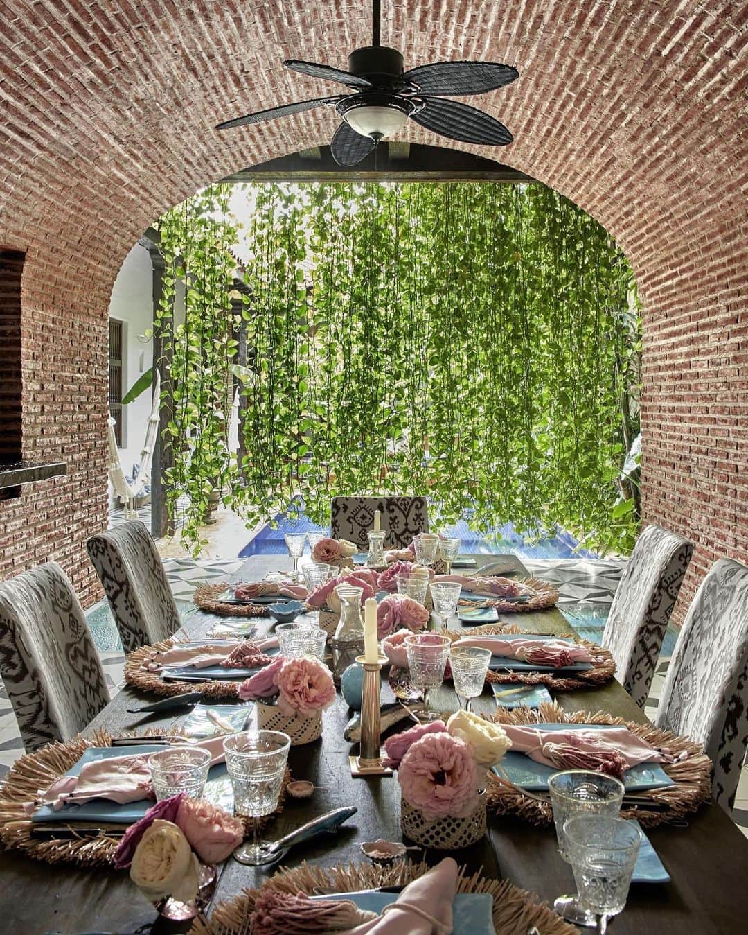 ELLE DECORさんのインスタグラム写真 - (ELLE DECORInstagram)「The table is set for a dreamy Mother's Day brunch. 🌸 On the original vaulted terrace @johannaortizofficial's Cartagena home, the Spanish Colonial dining table is from the antiques shop El Arcon, the slipcovers on the chairs are of a silk ikat, the table linens are by Ortiz, and the fan is from Fanimation. Photography by @ricardolabougle, from the ED archive. Produced by @cynthiaefrank.」5月12日 23時51分 - elledecor