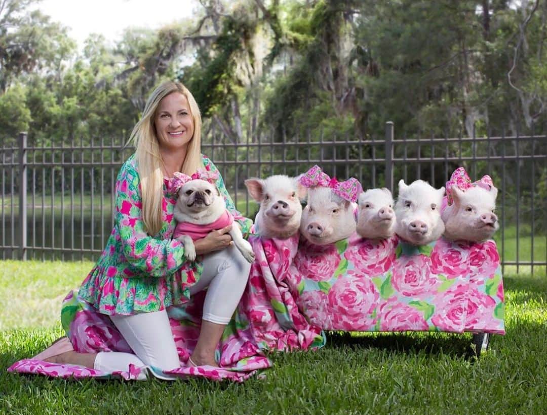 Priscilla and Poppletonさんのインスタグラム写真 - (Priscilla and PoppletonInstagram)「Happy Mother’s Day to our mommy and all the other mom’s out there.🐷💐👩🏼 . We would also like to extend a huge thOINKs to the extremely kind and talented @pamscottphoto in Ponte Vedra Beach, FL for helping us gift mom with this beautiful photo she will treasure forever. She couldn’t love it anymore.📷👩🏼🐷🐷🐷🐷🐷🐶 . “Being a MOTHER doesn’t mean being related to someone by blood. It means loving someone unconditionally with your whole heart.”💝 . Also thOINK you to @southernbelleslikebigbows for sending us these gorgeous bows, so we could match mommy in our #lillypulitzer.🐷🎀🐶#happymothersday #Pigtailthepug #PiggyPenn #PoseyandPink #PrissyandPop」5月12日 23時52分 - prissy_pig