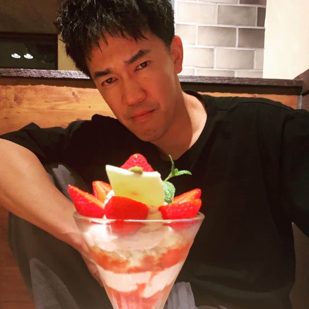 武井壮さんのインスタグラム写真 - (武井壮Instagram)「いちごパフェとケモノ」5月12日 23時59分 - sosotakei