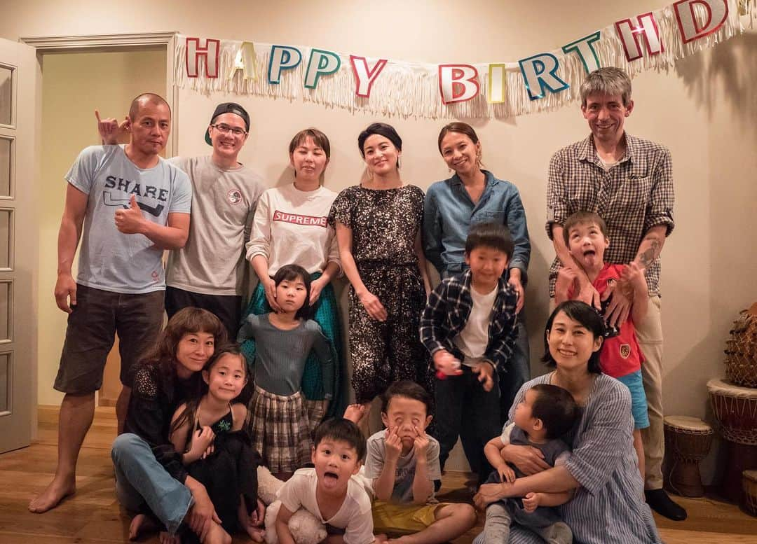 桃生亜希子さんのインスタグラム写真 - (桃生亜希子Instagram)「今日は、母の日。 そして、息子の6才の誕生日でした。 6年前の5月12日も母の日で、予定日より3週間早く出てきてくれた息子。 優しくていい子に育ってくれてありがとう😊  沢山のお友達にお祝いしてもらえて、幸せものだね✨ 同じ5月のお誕生日の友達 のあ と、ジン もおめでとう㊗️ そして、産んでくれた母、義理の母、全てのお母さん、お疲れ様🙏✨ ありがとう❤️ #あのいとk  #けいととk  @_amigomarket_ そのちゃん、  @haruharuuko はるちゃん、美味しいケータリングとケーキ最高でした🎂❤️」5月12日 23時59分 - pinokosugar