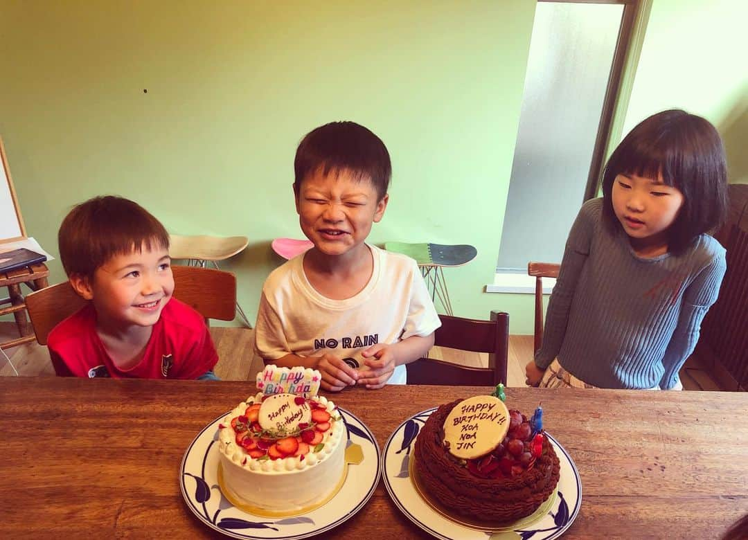 桃生亜希子さんのインスタグラム写真 - (桃生亜希子Instagram)「今日は、母の日。 そして、息子の6才の誕生日でした。 6年前の5月12日も母の日で、予定日より3週間早く出てきてくれた息子。 優しくていい子に育ってくれてありがとう😊  沢山のお友達にお祝いしてもらえて、幸せものだね✨ 同じ5月のお誕生日の友達 のあ と、ジン もおめでとう㊗️ そして、産んでくれた母、義理の母、全てのお母さん、お疲れ様🙏✨ ありがとう❤️ #あのいとk  #けいととk  @_amigomarket_ そのちゃん、  @haruharuuko はるちゃん、美味しいケータリングとケーキ最高でした🎂❤️」5月12日 23時59分 - pinokosugar