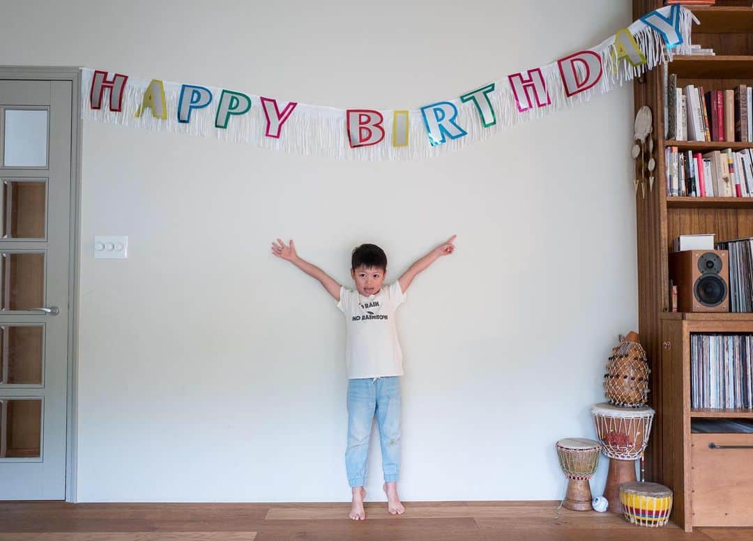 桃生亜希子のインスタグラム：「今日は、母の日。 そして、息子の6才の誕生日でした。 6年前の5月12日も母の日で、予定日より3週間早く出てきてくれた息子。 優しくていい子に育ってくれてありがとう😊  沢山のお友達にお祝いしてもらえて、幸せものだね✨ 同じ5月のお誕生日の友達 のあ と、ジン もおめでとう㊗️ そして、産んでくれた母、義理の母、全てのお母さん、お疲れ様🙏✨ ありがとう❤️ #あのいとk  #けいととk  @_amigomarket_ そのちゃん、  @haruharuuko はるちゃん、美味しいケータリングとケーキ最高でした🎂❤️」