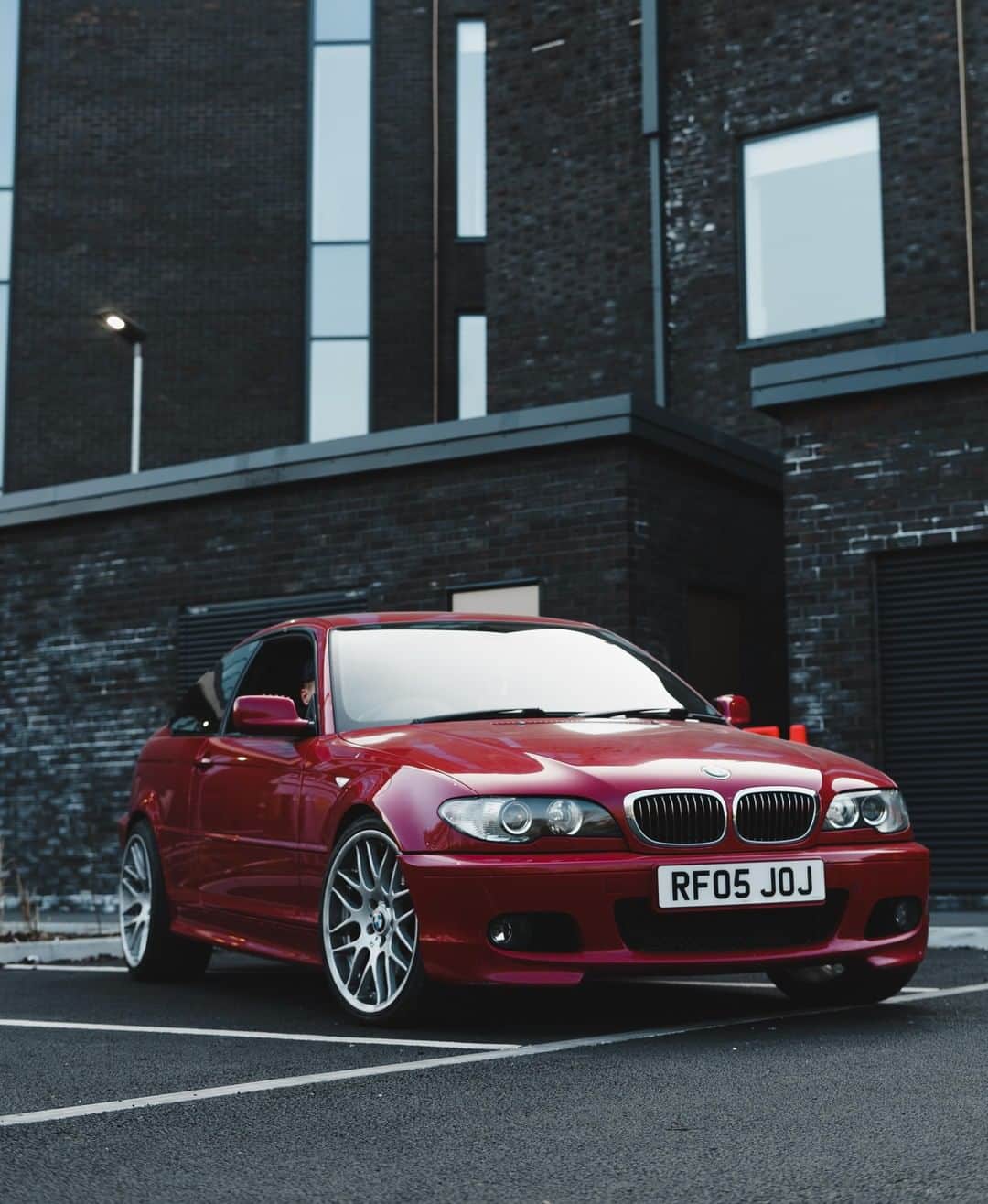 BMWのインスタグラム：「Mixture of flashy and unique.  The fourth generation of the BMW 3 Series. #BMWrepost @mrlubowicz @330imolared #BMW #3Series」