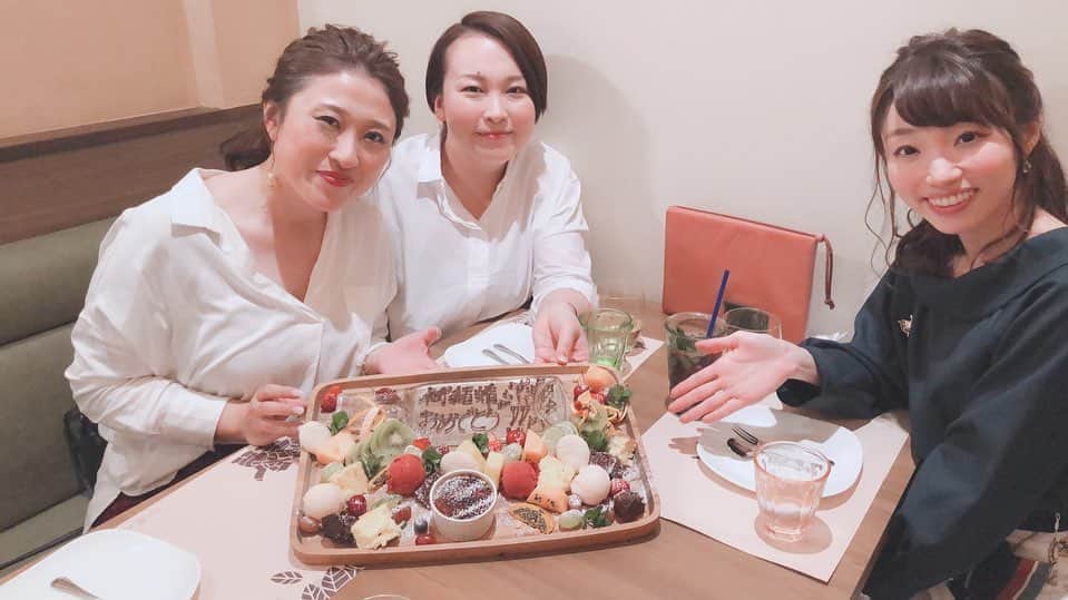 のインスタグラム：「今日は大切な戦友であり心の友の門出の日💓笑いあり涙あり⭐️ そして結婚式後の女子会もとても幸せな時間❤︎ 久しぶりの青森で、かつての仕事仲間にも会えて嬉しかった🍎ゆっくり居られないのが残念だけど、また来るね🐈 #大切な友達の結婚式 #おめでとう#幸せな気持ち #笑いあり涙あり#久しぶりの#青森#第二の故郷 #リンチェ #二次会#女子会」