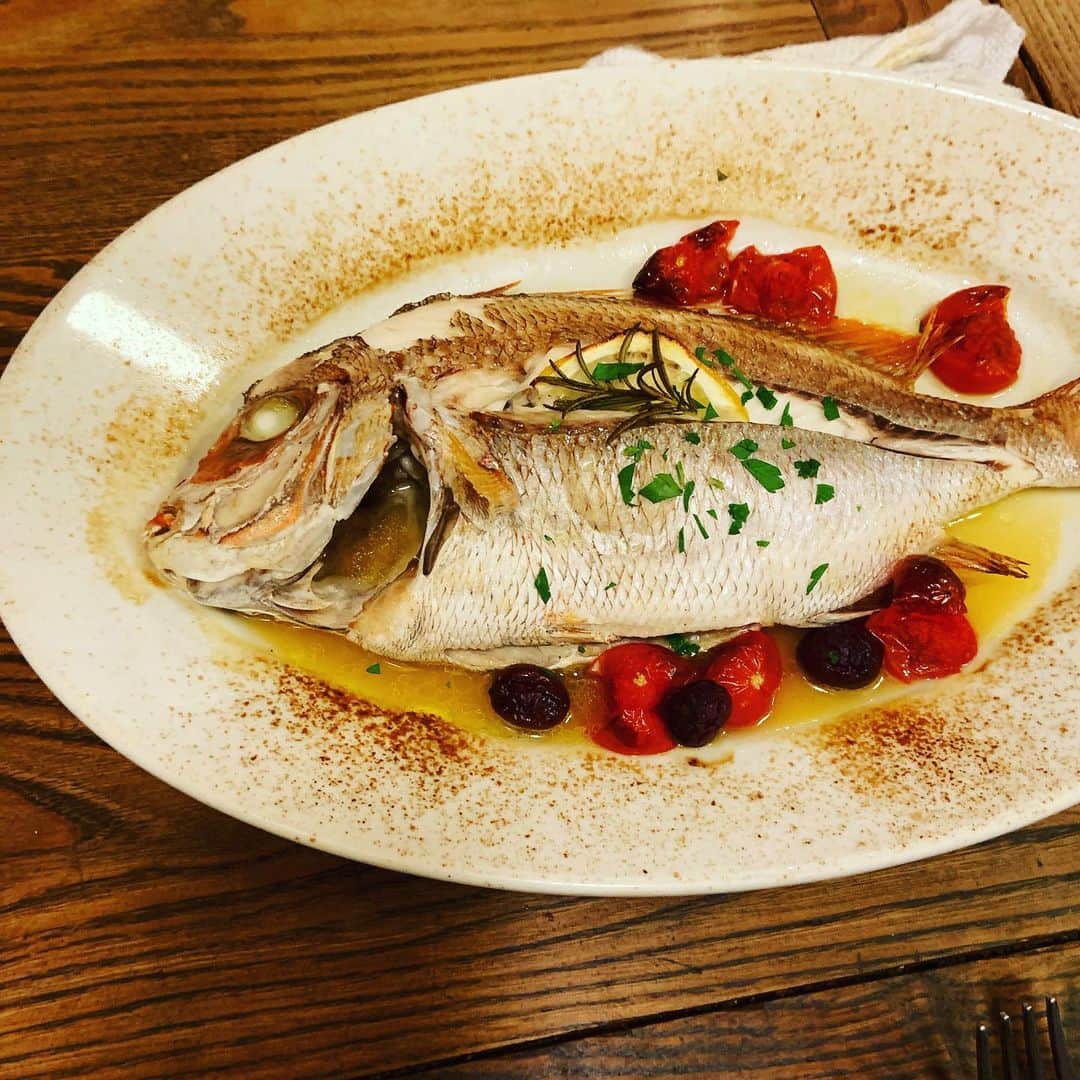 志摩有子さんのインスタグラム写真 - (志摩有子Instagram)「母の日のディナーは葉山のピスカリアでお魚三昧。立派な花ダイのオーブン焼きが絶品。しっとり焼き上がった鯛の身にレモンとオリーブオイルに塩でシンプルに食べるのが最高。小アジと小イワシのフリットもウニとトマトのパスタもスミイカのリゾットも。デザートはシチリアらしくカンノーリ。よき母の日。﻿ #mothersday #familytime #母の日 #葉山のシチリア #お魚三昧」5月13日 0時03分 - ariko418