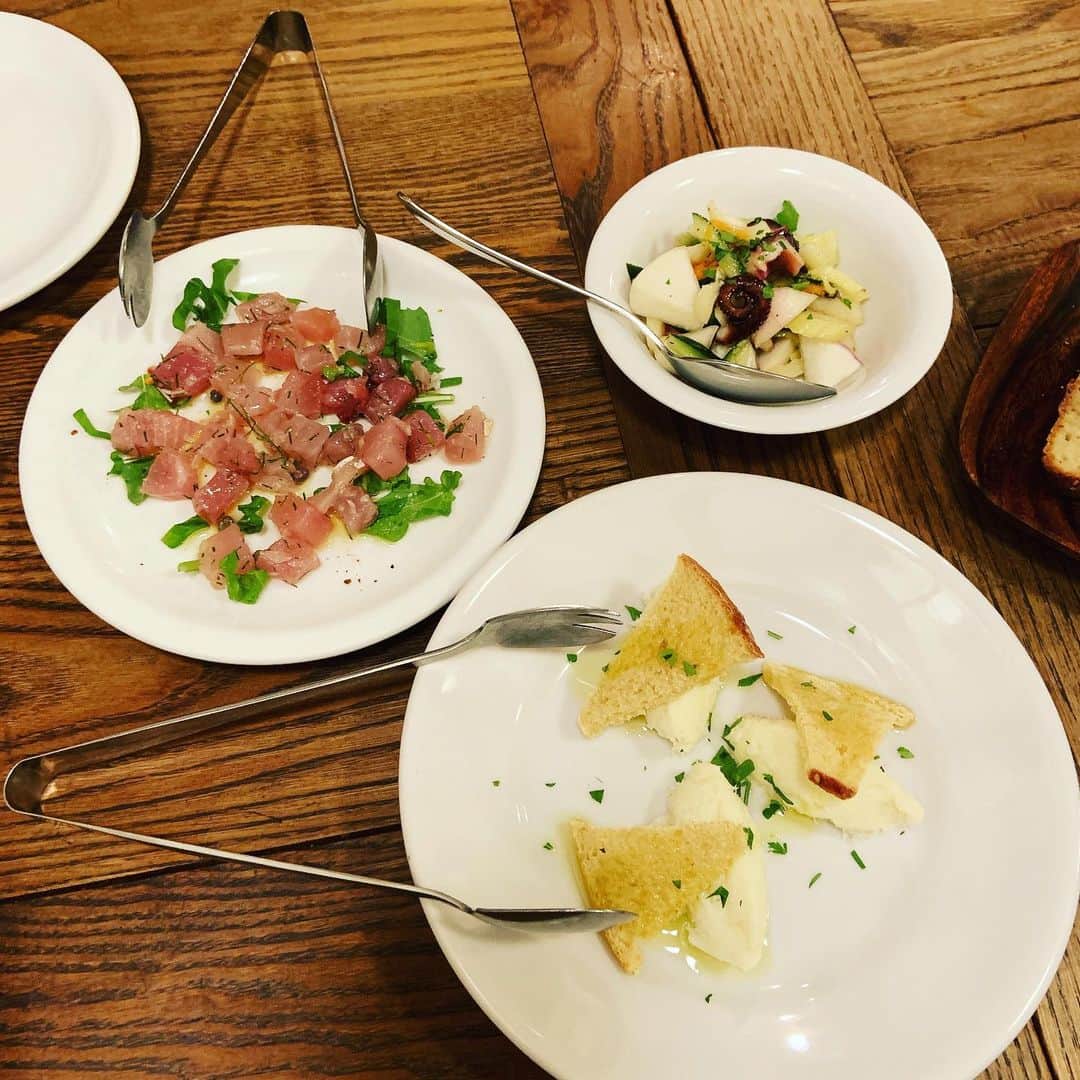 志摩有子さんのインスタグラム写真 - (志摩有子Instagram)「母の日のディナーは葉山のピスカリアでお魚三昧。立派な花ダイのオーブン焼きが絶品。しっとり焼き上がった鯛の身にレモンとオリーブオイルに塩でシンプルに食べるのが最高。小アジと小イワシのフリットもウニとトマトのパスタもスミイカのリゾットも。デザートはシチリアらしくカンノーリ。よき母の日。﻿ #mothersday #familytime #母の日 #葉山のシチリア #お魚三昧」5月13日 0時03分 - ariko418